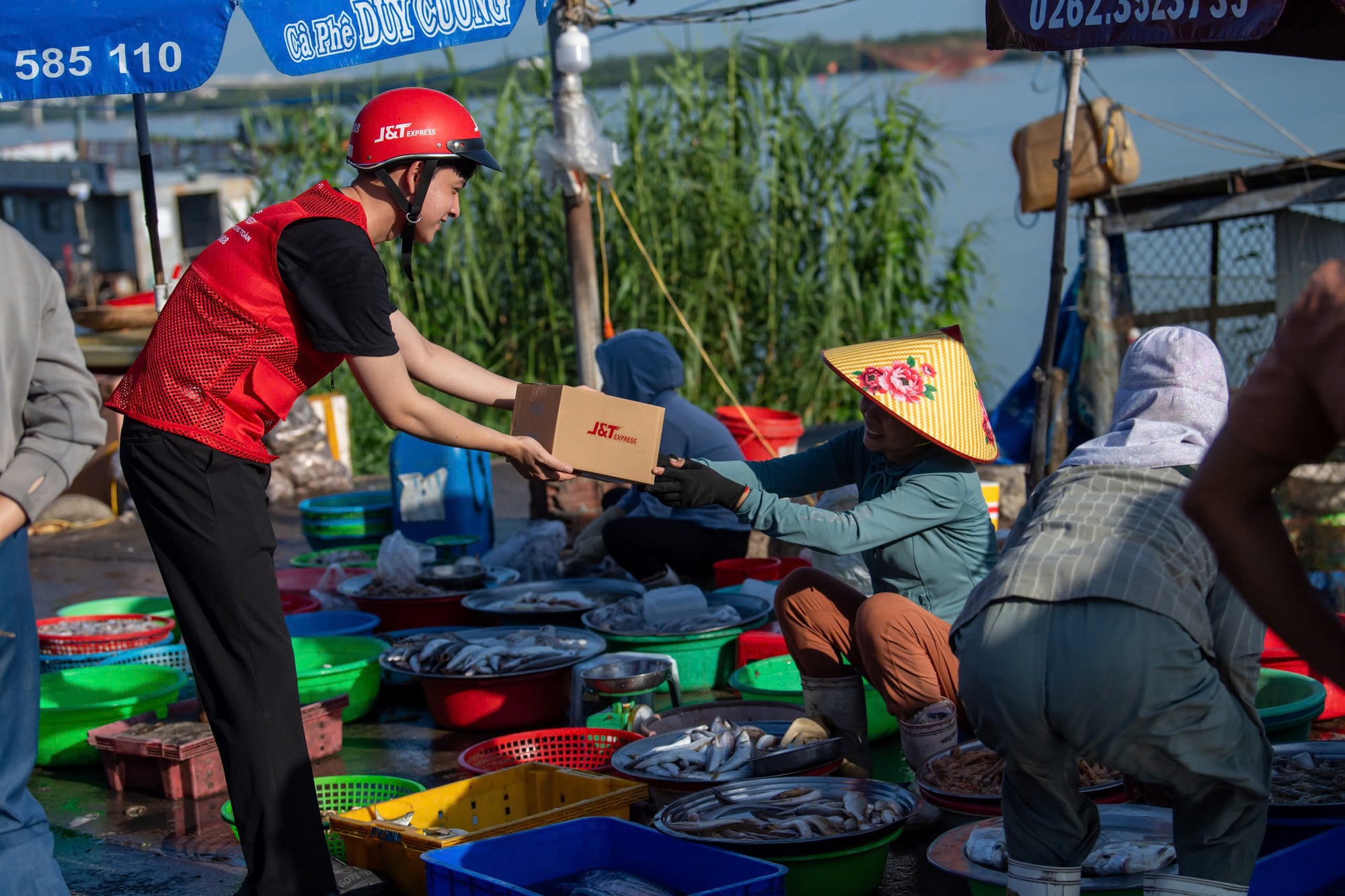 Từ cơn sốt mua sắm mùa sale đến thói quen 