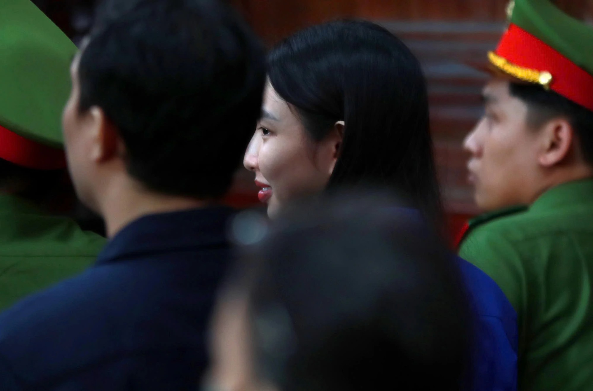 Thuỳ Tiên cởi bỏ khẩu trang, nở nụ cười hiếm hoi sau 6 tháng tạm giam!- Ảnh 2.