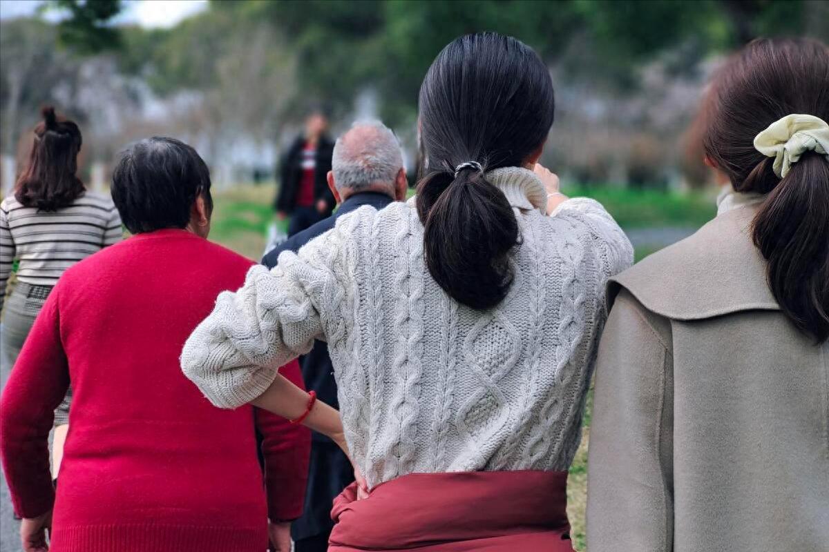 Nghỉ hưu 11 năm, lương hưu 33 triệu/tháng mà bố mẹ tôi chỉ còn 296 triệu tiết kiệm - tôi mất ngủ 3 đêm khi mở sổ ngân hàng - Ảnh 2.