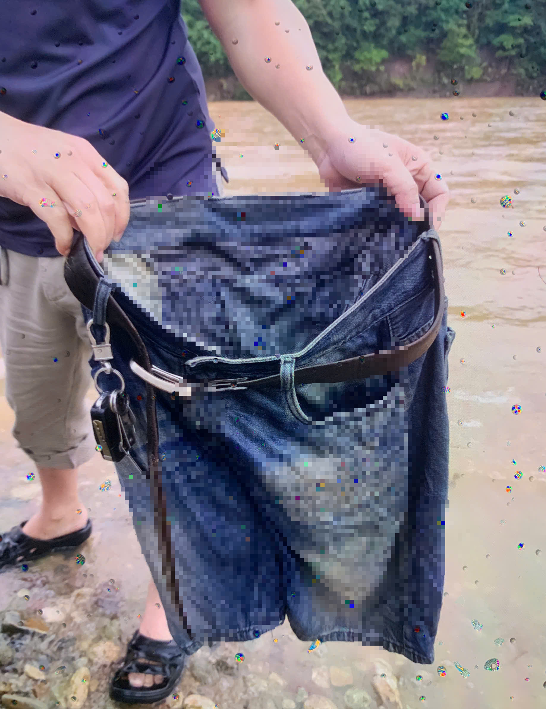 Ph&aacute;t hiện ch&igrave;a kho&aacute;, quần lửng của t&agrave;i xế mất t&iacute;ch do nước lũ cuốn tr&ocirc;i ở Quảng Trị - Ảnh 1.