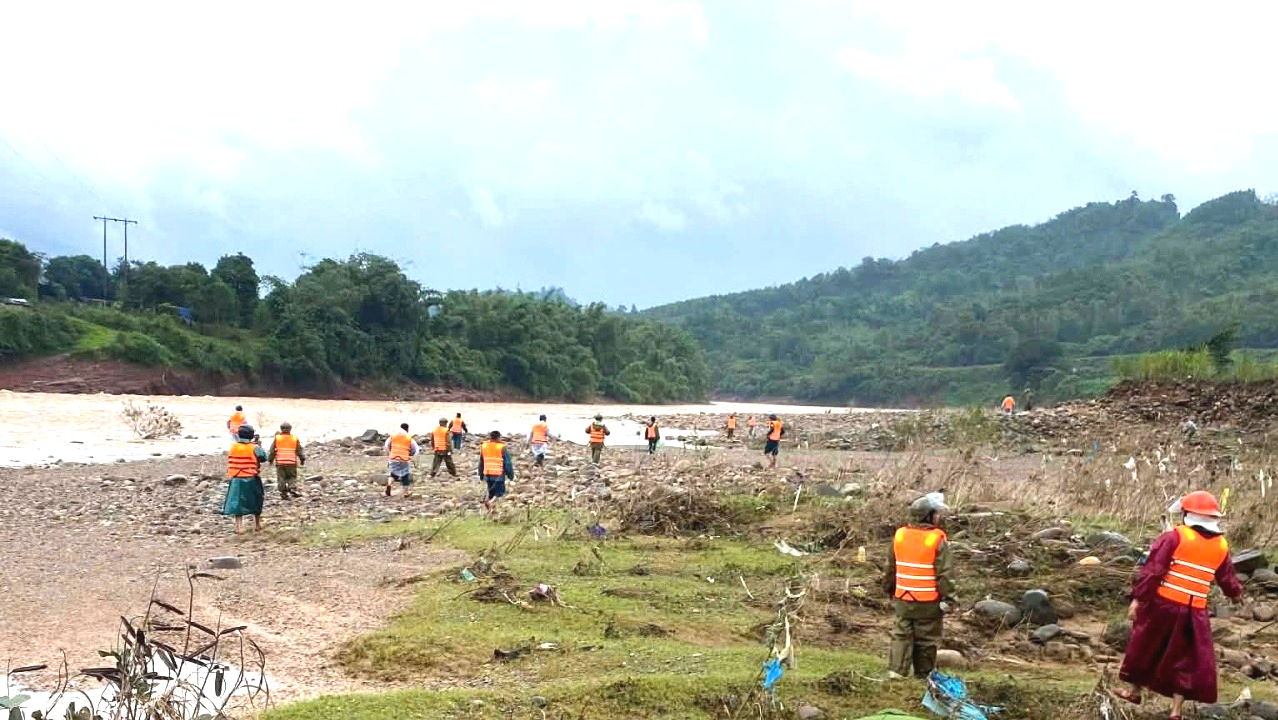 Ph&aacute;t hiện ch&igrave;a kho&aacute;, quần lửng của t&agrave;i xế mất t&iacute;ch do nước lũ cuốn tr&ocirc;i ở Quảng Trị - Ảnh 2.