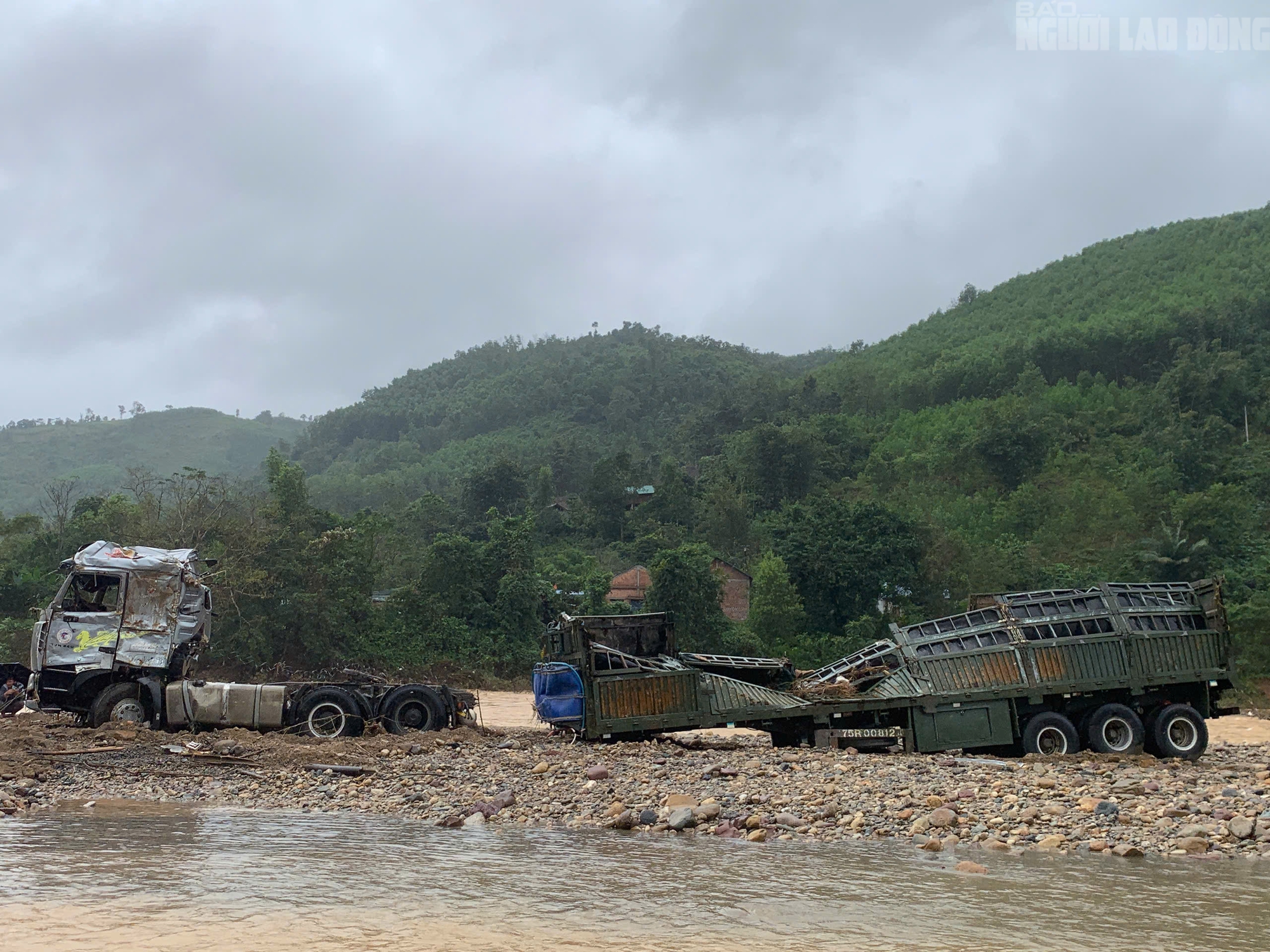 Xe đầu k&eacute;o trong vụ t&agrave;i xế bị lũ cuốn ở Quảng Trị đ&atilde; được trục vớt, h&eacute; lộ h&igrave;nh ảnh đầu ti&ecirc;n - Ảnh 4.