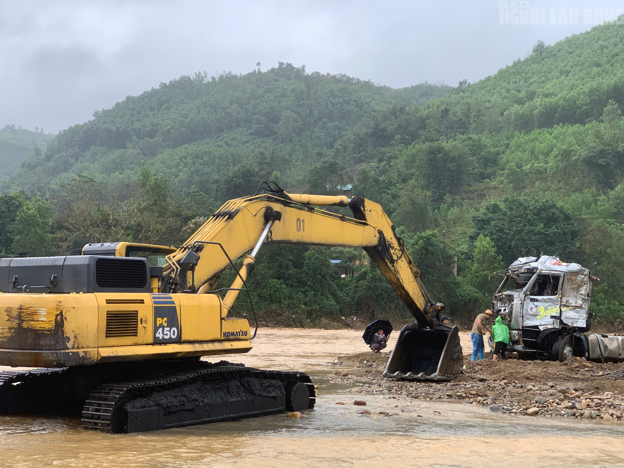 Xe đầu k&eacute;o trong vụ t&agrave;i xế bị lũ cuốn ở Quảng Trị đ&atilde; được trục vớt, h&eacute; lộ h&igrave;nh ảnh đầu ti&ecirc;n - Ảnh 7.