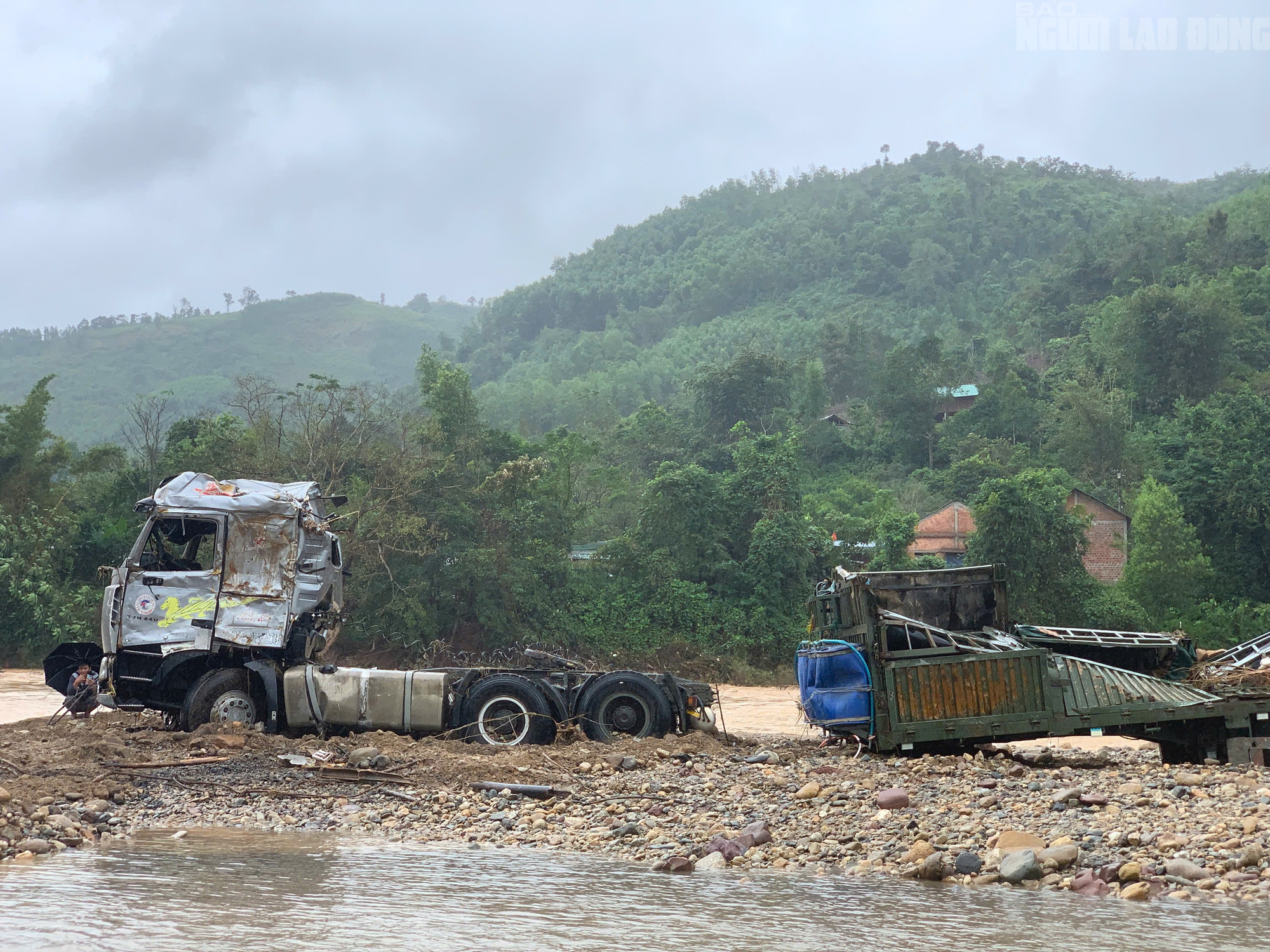 Xe đầu k&eacute;o trong vụ t&agrave;i xế bị lũ cuốn ở Quảng Trị đ&atilde; được trục vớt, h&eacute; lộ h&igrave;nh ảnh đầu ti&ecirc;n - Ảnh 5.