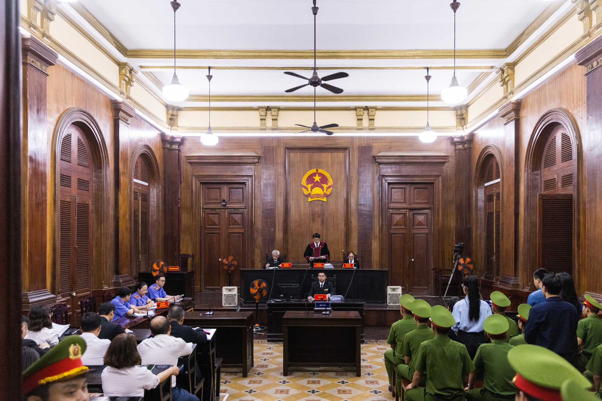 Thuỳ Ti&ecirc;n &ocirc;m Hằng Du Mục, vẫy tay ch&agrave;o mẹ sau khi nhận mức &aacute;n cuối c&ugrave;ng- Ảnh 4.