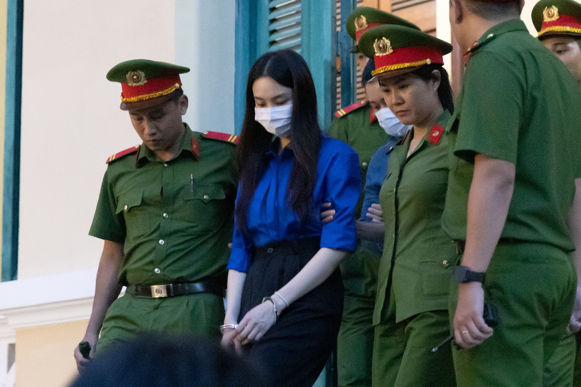 Thuỳ Tiên ôm Hằng Du Mục, vẫy tay chào mẹ sau khi nhận mức án cuối cùng- Ảnh 1. Thuỳ Tiên ôm Hằng Du Mục, vẫy tay chào mẹ sau khi nhận mức án cuối cùng- Ảnh 1.