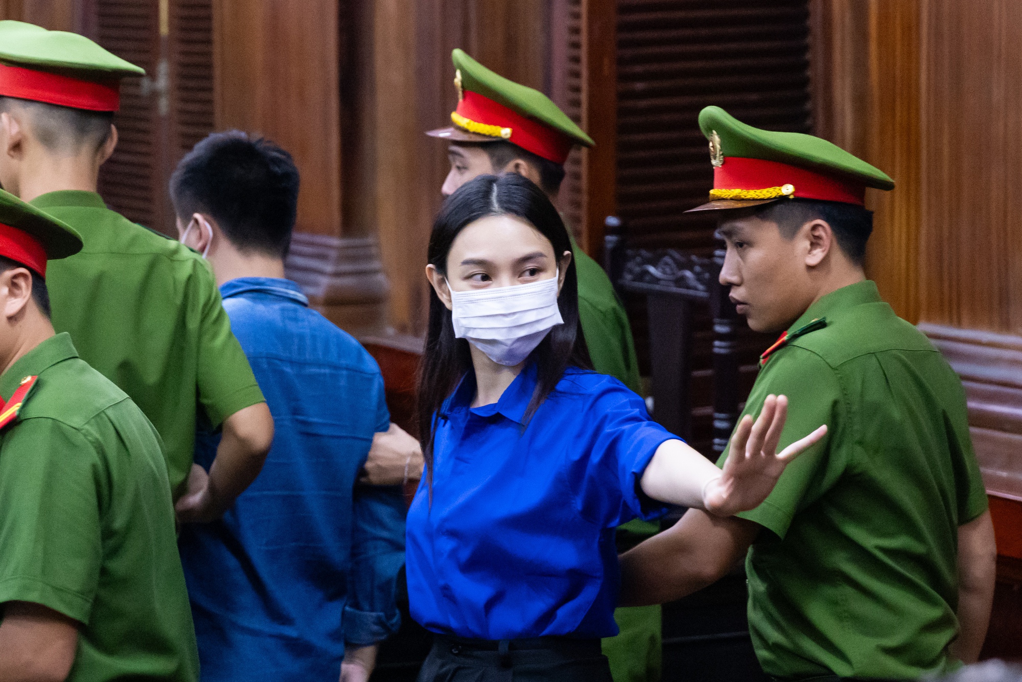 Thuỳ Tiên ôm Hằng Du Mục, vẫy tay chào mẹ sau khi nhận mức án cuối cùng- Ảnh 3. Thuỳ Tiên ôm Hằng Du Mục, vẫy tay chào mẹ sau khi nhận mức án cuối cùng- Ảnh 3.