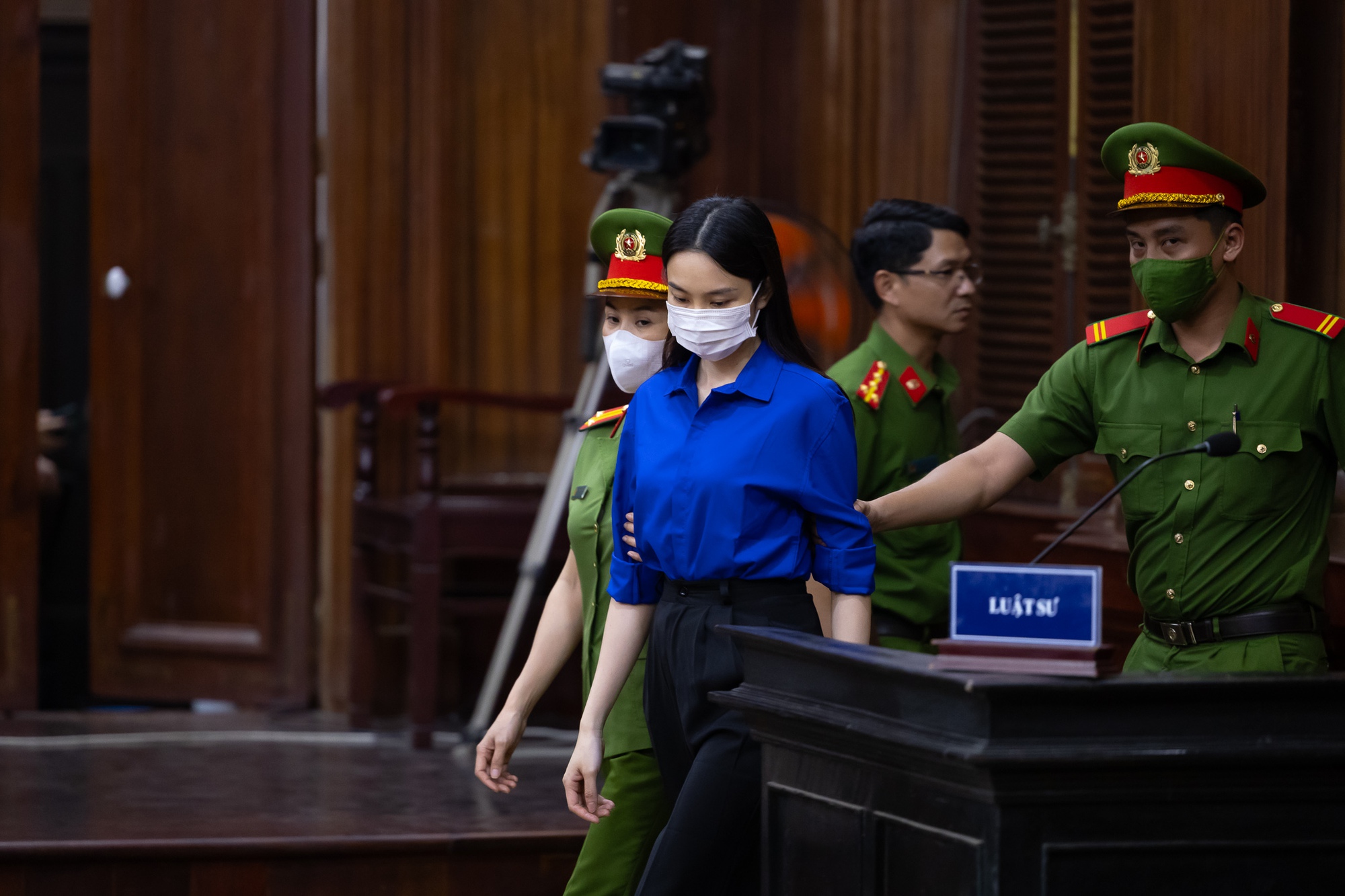 Tiếp tục xét xử vụ kẹo Kera: Hằng Du Mục và Quang Linh Vlogs lộ rõ vẻ mệt mỏi- Ảnh 2.