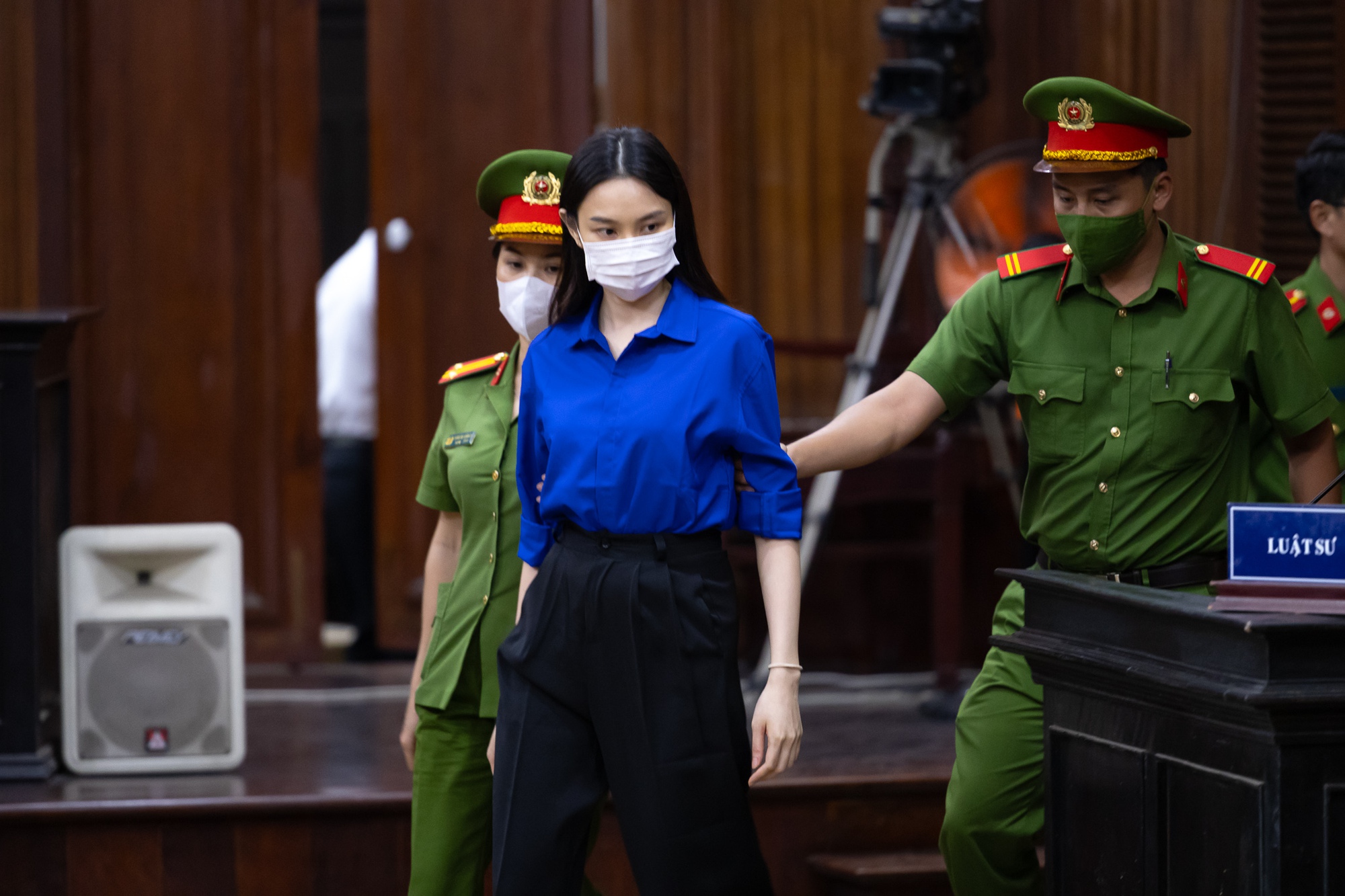 Tiếp tục xét xử vụ kẹo Kera: Hằng Du Mục và Quang Linh Vlogs lộ rõ vẻ mệt mỏi- Ảnh 3.