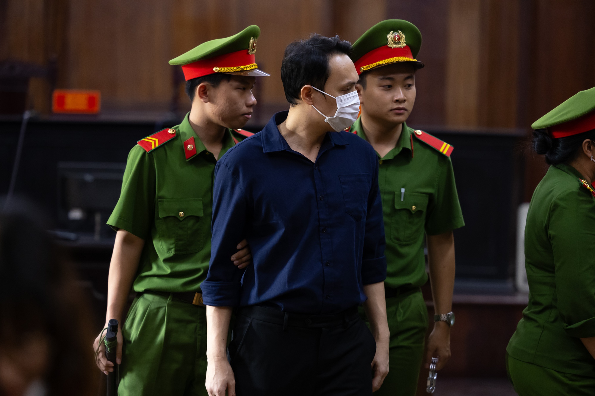 Tiếp tục xét xử vụ kẹo Kera: Hằng Du Mục và Quang Linh Vlogs lộ rõ vẻ mệt mỏi- Ảnh 6.