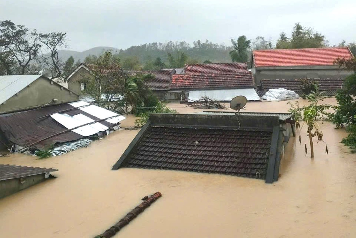 H&agrave;ng loạt thuỷ điện xả tr&agrave;n, hạ du Đắk Lắk nguy cấp- Ảnh 2.