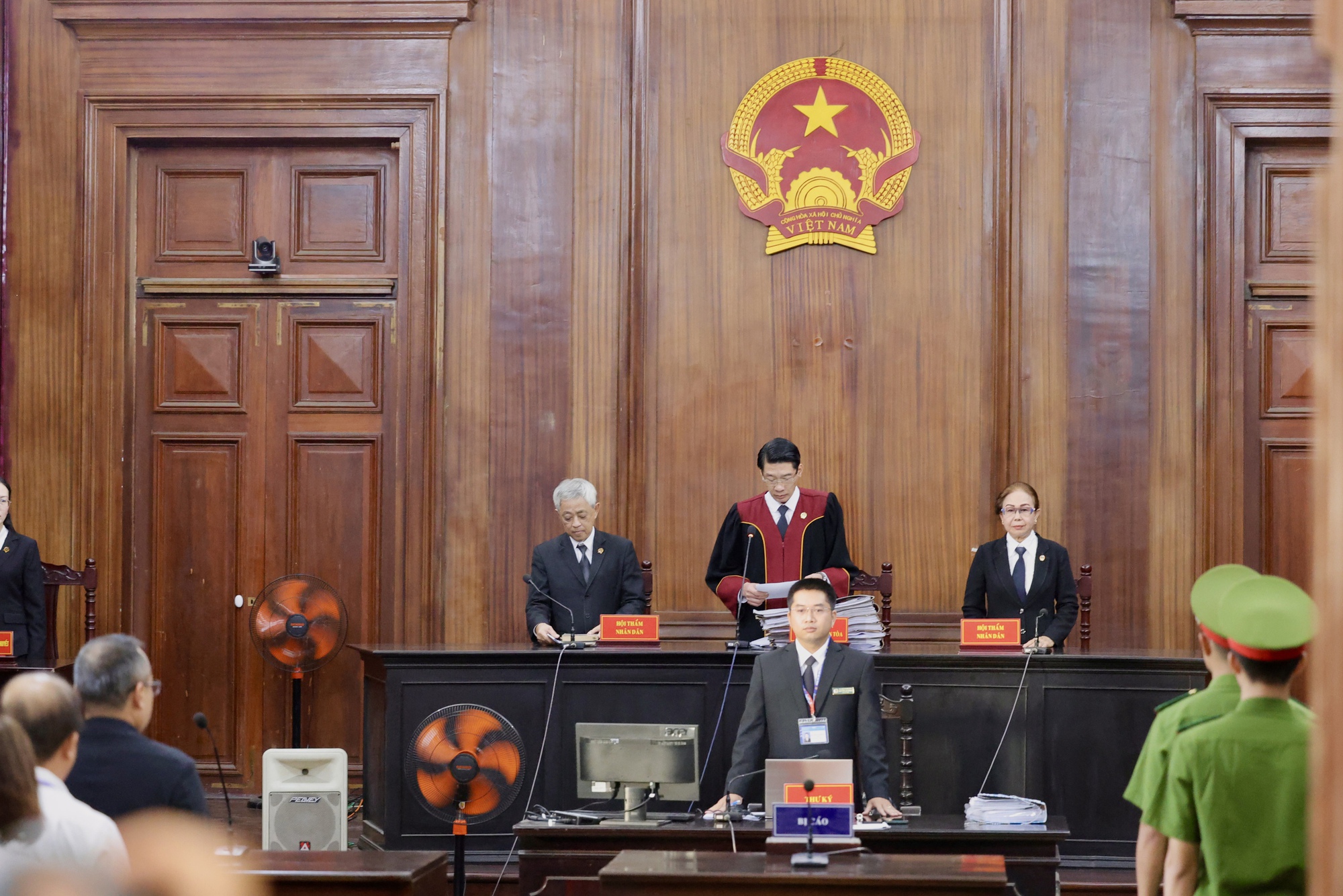 Lời khai đầu của tiên của Thuỳ Tiên trước toà: Không nhận Hoa hậu, chỉ nói nghề nghiệp là người mẫu- Ảnh 1. Quang Linh Vlogs khai không am hiểu về sản phẩm, chỉ nghe thông tin từ các cổ đông khác - Ảnh 4.