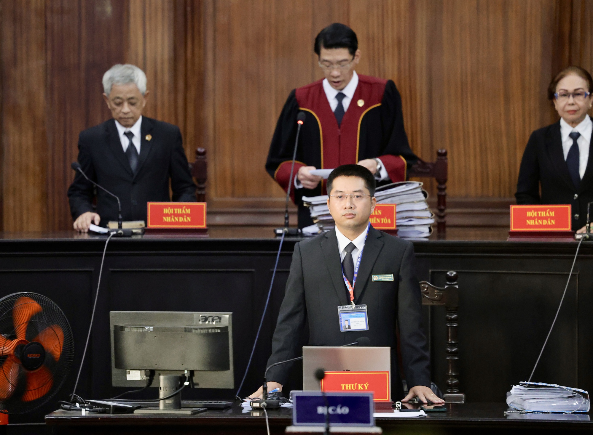 Lời khai đầu của tiên của Thuỳ Tiên trước toà: Không nhận Hoa hậu, chỉ nói nghề nghiệp là người mẫu- Ảnh 2. Quang Linh Vlogs khai không am hiểu về sản phẩm, chỉ nghe thông tin từ các cổ đông khác - Ảnh 5.