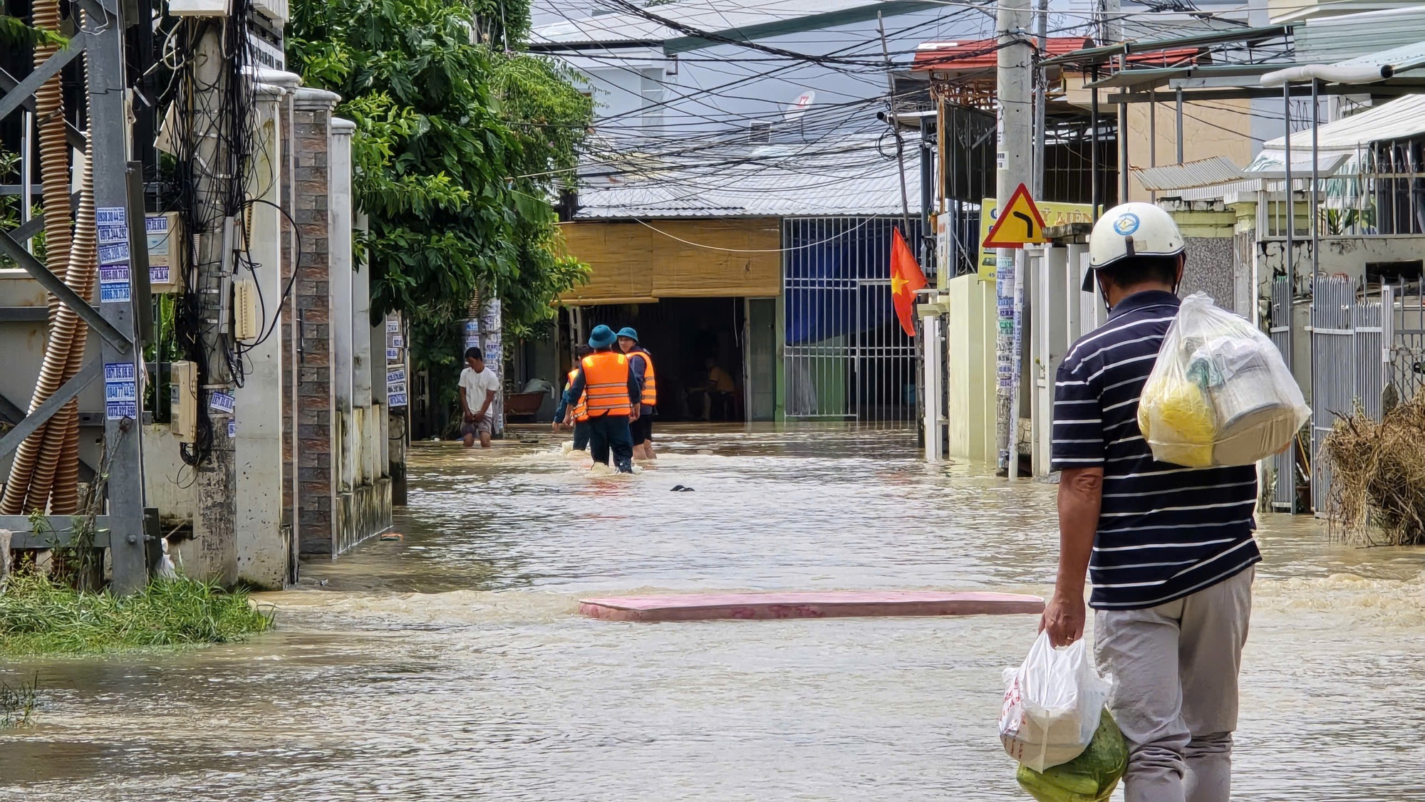 Nha Trang lũ chồng lũ ngập nặng trong đ&ecirc;m - Ảnh 6.