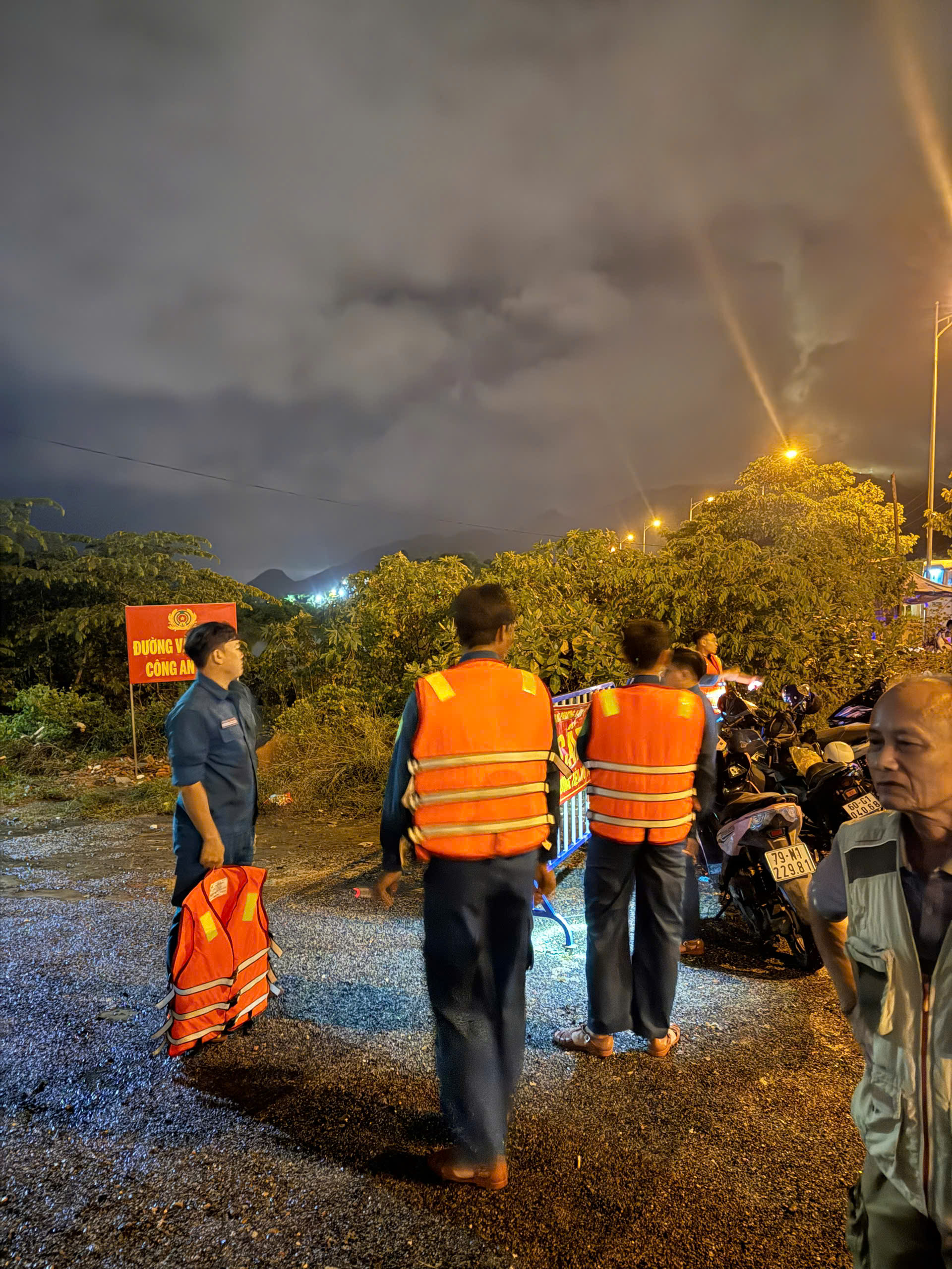 Nha Trang lũ chồng lũ ngập nặng trong đ&ecirc;m - Ảnh 5.