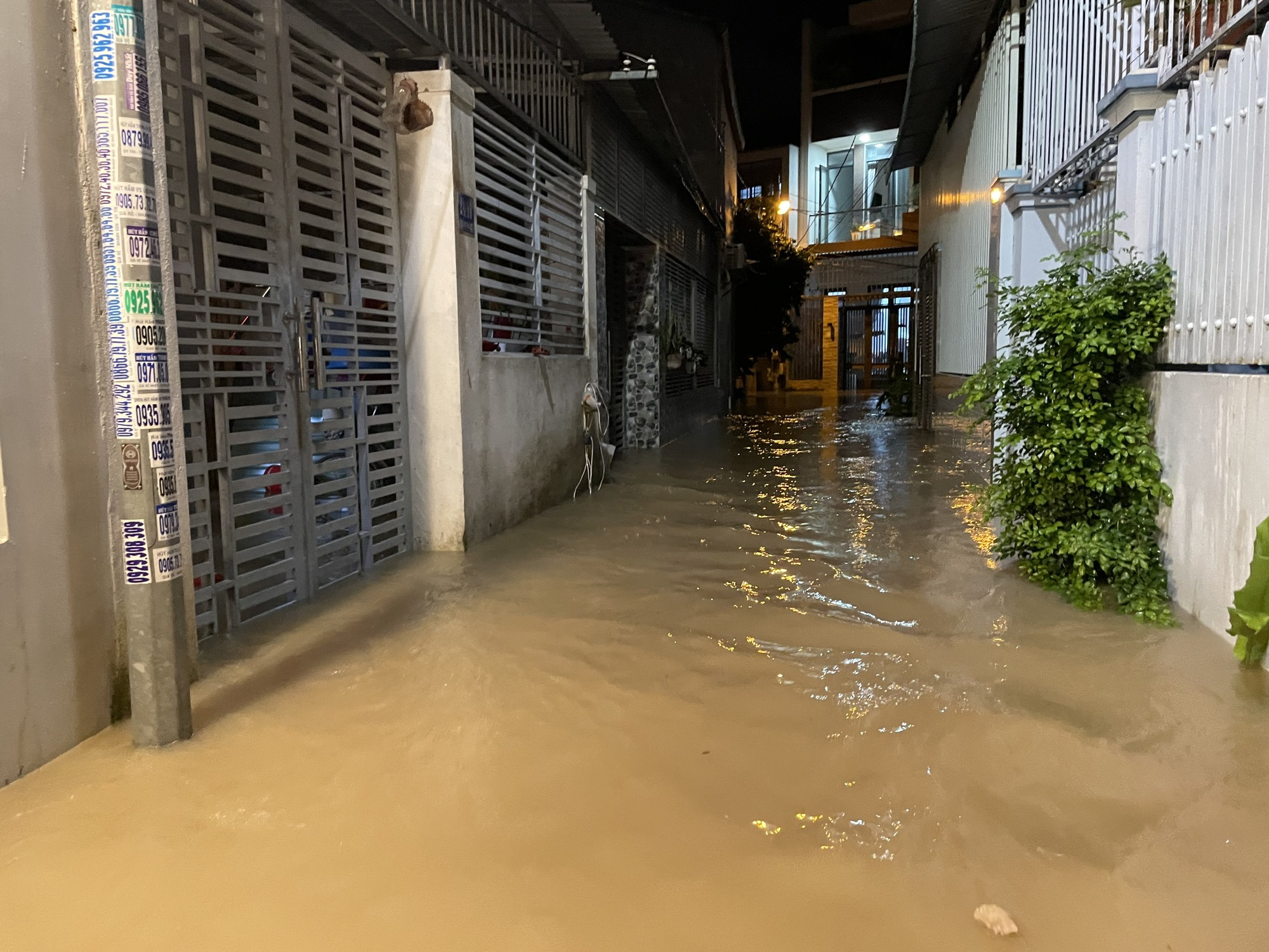 Nha Trang lũ chồng lũ ngập nặng trong đ&ecirc;m - Ảnh 1.