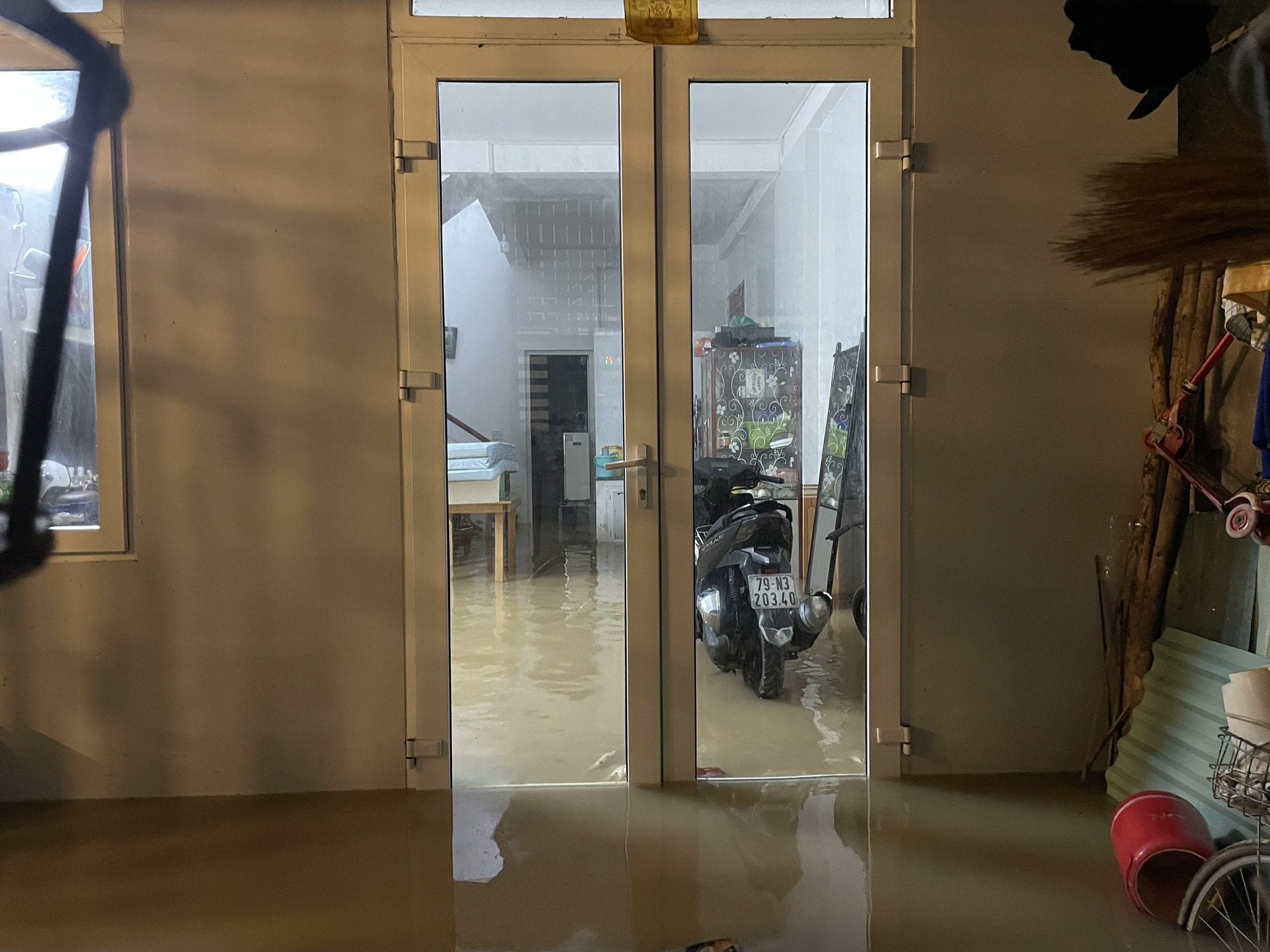 Nha Trang lũ chồng lũ ngập nặng trong đ&ecirc;m - Ảnh 2.