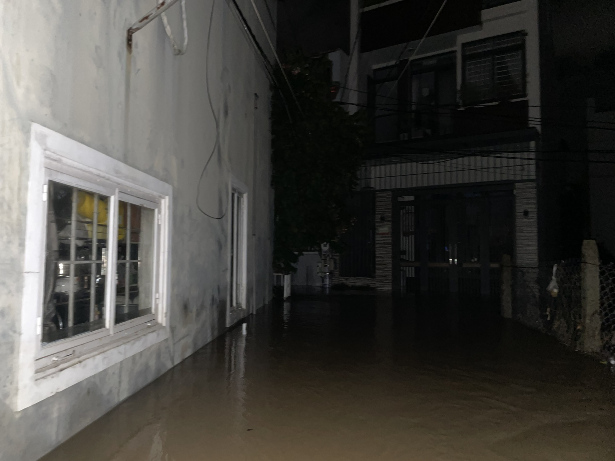 Nha Trang lũ chồng lũ ngập nặng trong đ&ecirc;m - Ảnh 3.