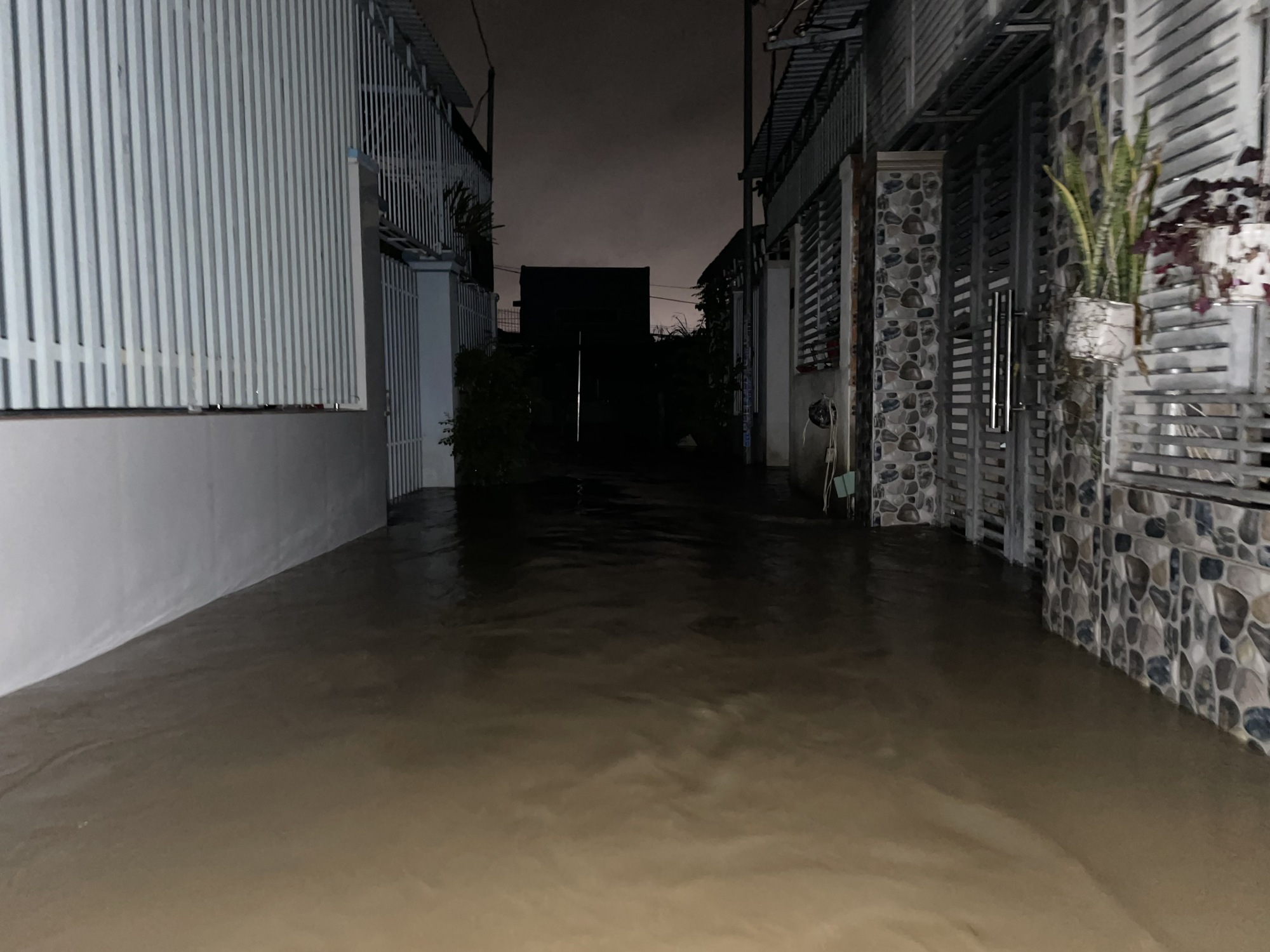 Nha Trang lũ chồng lũ ngập nặng trong đ&ecirc;m - Ảnh 4.
