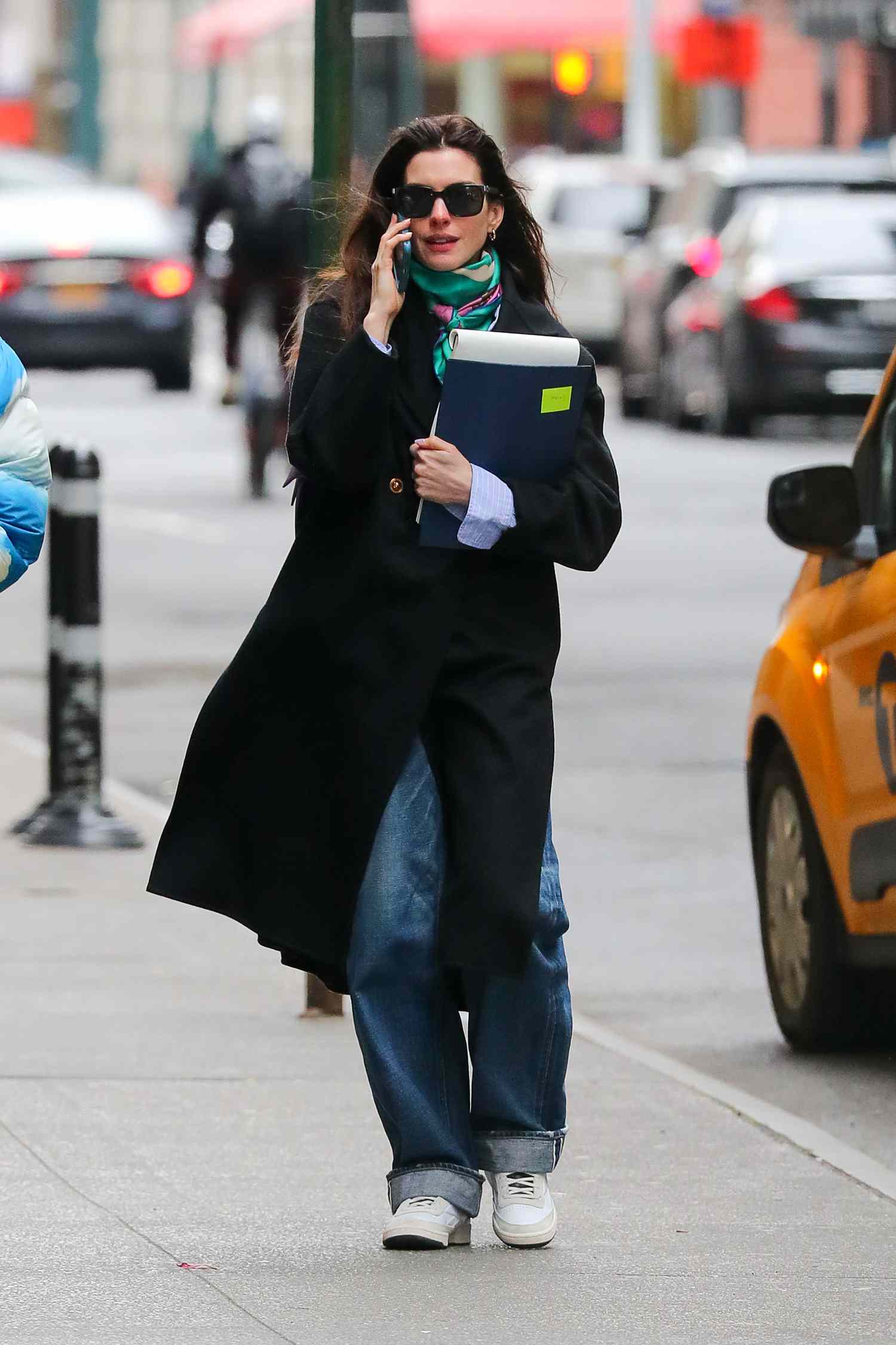 Đẳng cấp thời trang mùa đông của Anne Hathaway: Lên đồ sang trọng với toàn những item cơ bản nhất - Ảnh 1.