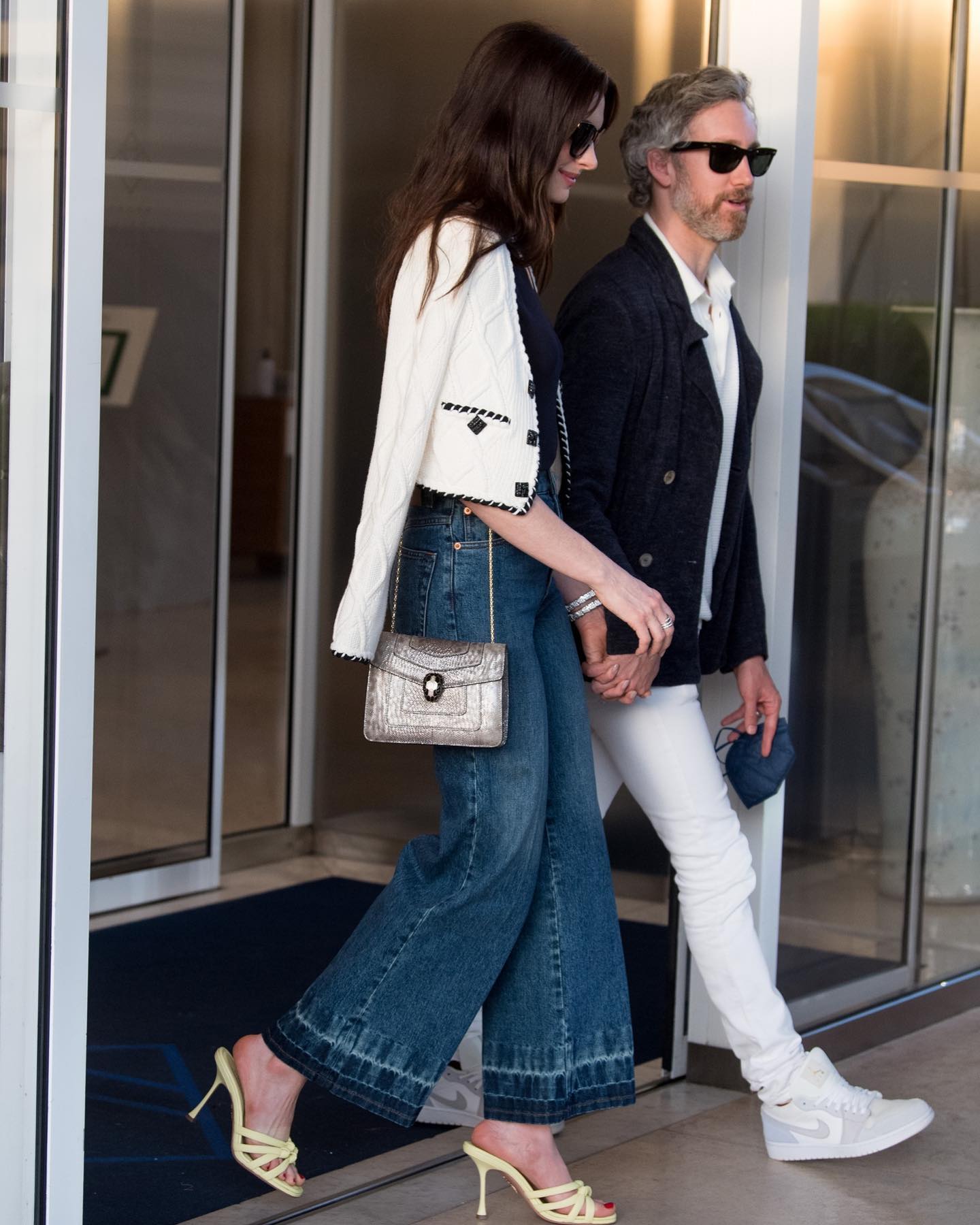 Đẳng cấp thời trang mùa đông của Anne Hathaway: Lên đồ sang trọng với toàn những item cơ bản nhất - Ảnh 2.