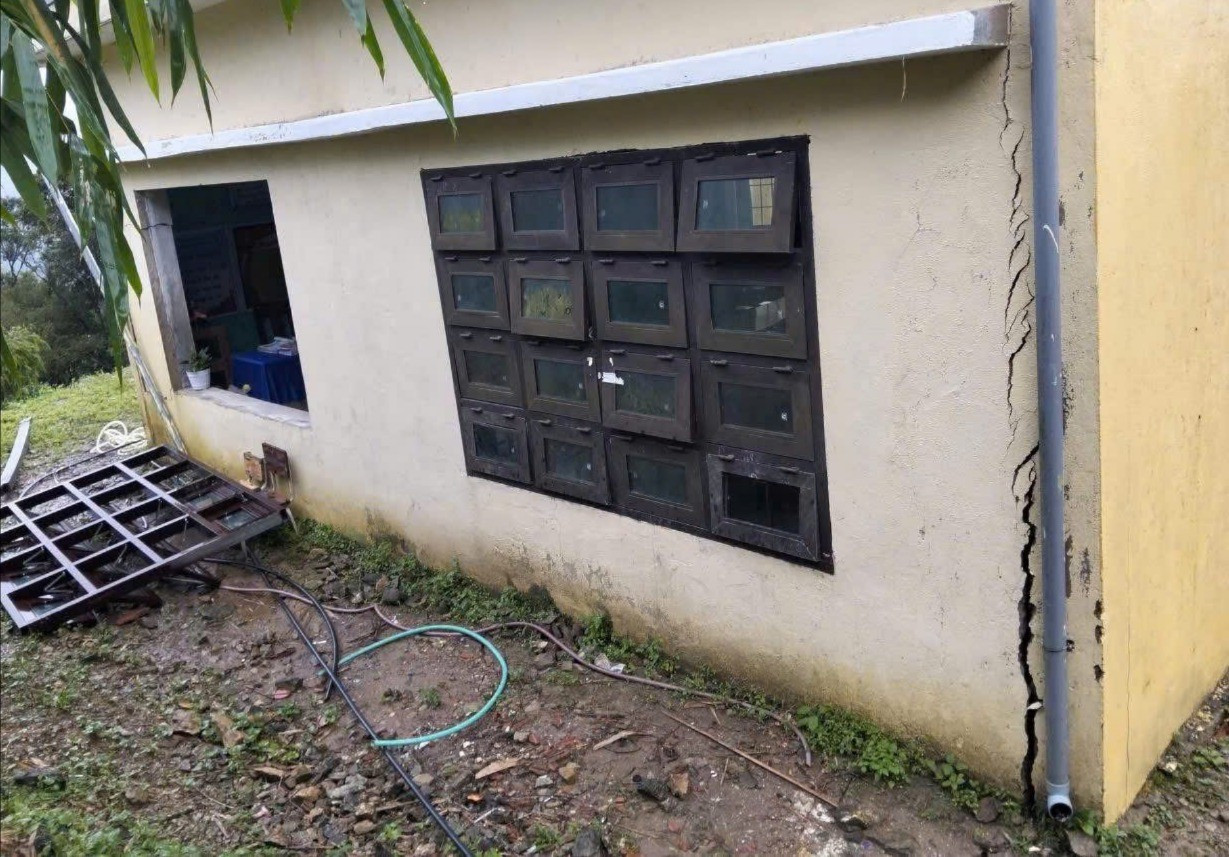 Điểm trường ở miền núi Đà Nẵng sụt lún nứt toác, nguy cơ đổ sập - Ảnh 4. Điểm trường ở miền núi Đà Nẵng sụt lún nứt toác, nguy cơ đổ sập - Ảnh 4.