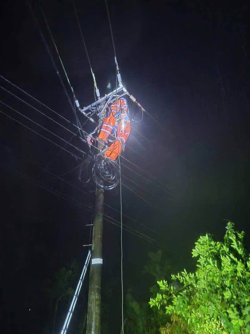 Thượng nguồn Đà Nẵng mưa lớn, nguy cơ lũ chồng lụt - Ảnh 10. Thượng nguồn Đà Nẵng mưa lớn, nguy cơ lũ chồng lụt - Ảnh 10.