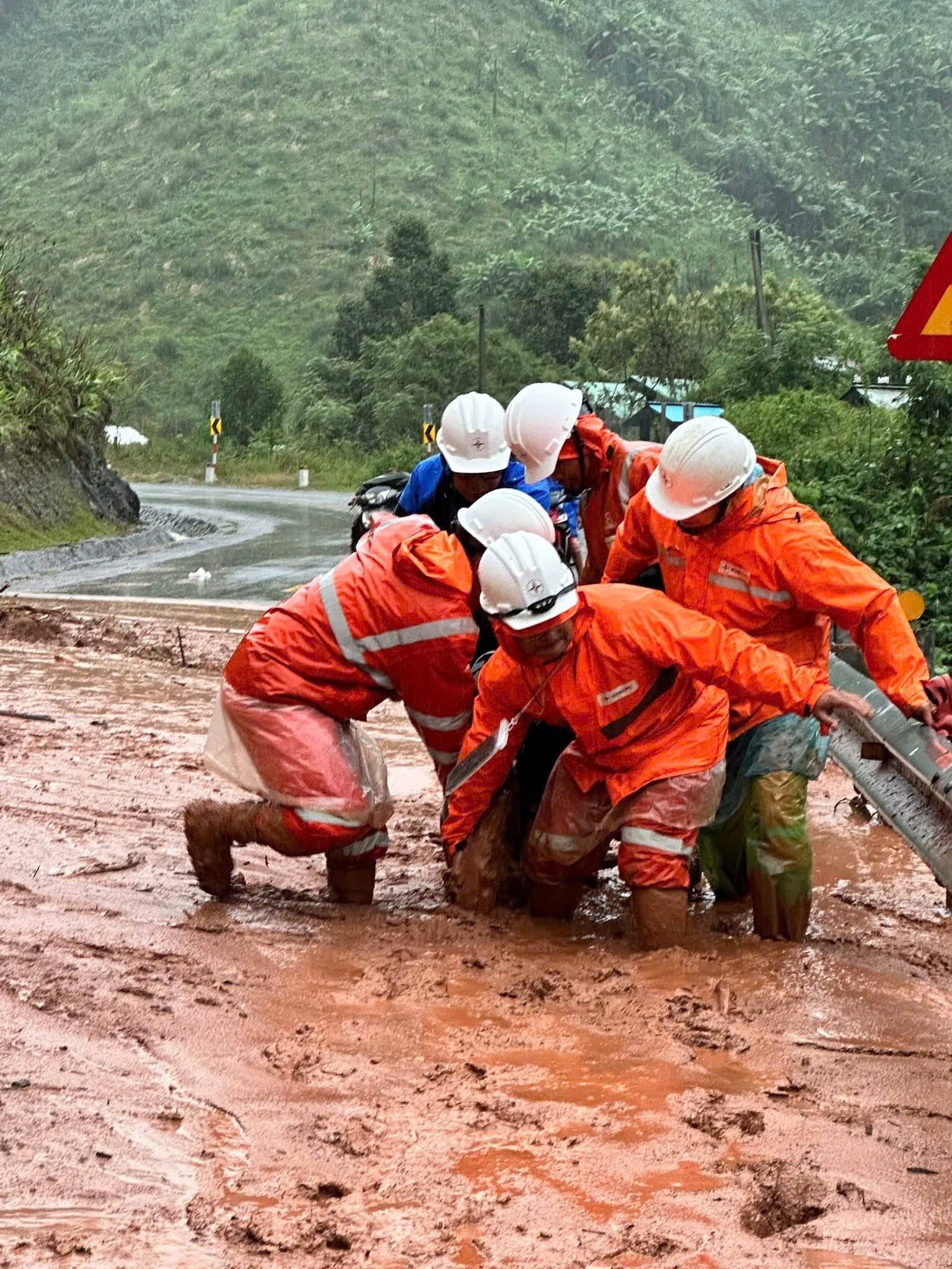 Thượng nguồn Đà Nẵng mưa lớn, nguy cơ lũ chồng lụt - Ảnh 7. Thượng nguồn Đà Nẵng mưa lớn, nguy cơ lũ chồng lụt - Ảnh 7.
