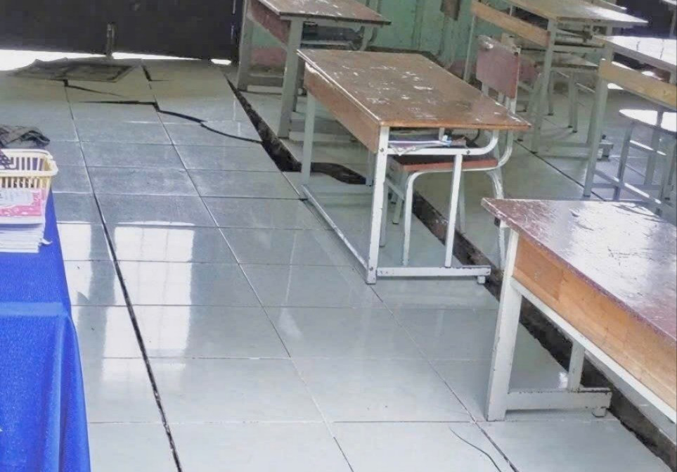 Điểm trường ở miền núi Đà Nẵng sụt lún nứt toác, nguy cơ đổ sập - Ảnh 2. Điểm trường ở miền núi Đà Nẵng sụt lún nứt toác, nguy cơ đổ sập - Ảnh 2.