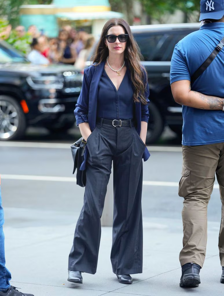 Đẳng cấp thời trang mùa đông của Anne Hathaway: Lên đồ sang trọng với toàn những item cơ bản nhất - Ảnh 6.