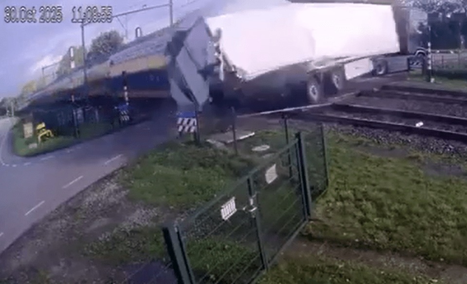 Mắc kẹt trên đường ray, xe tải chở lê bị tàu hỏa đâm văng - Ảnh 2.