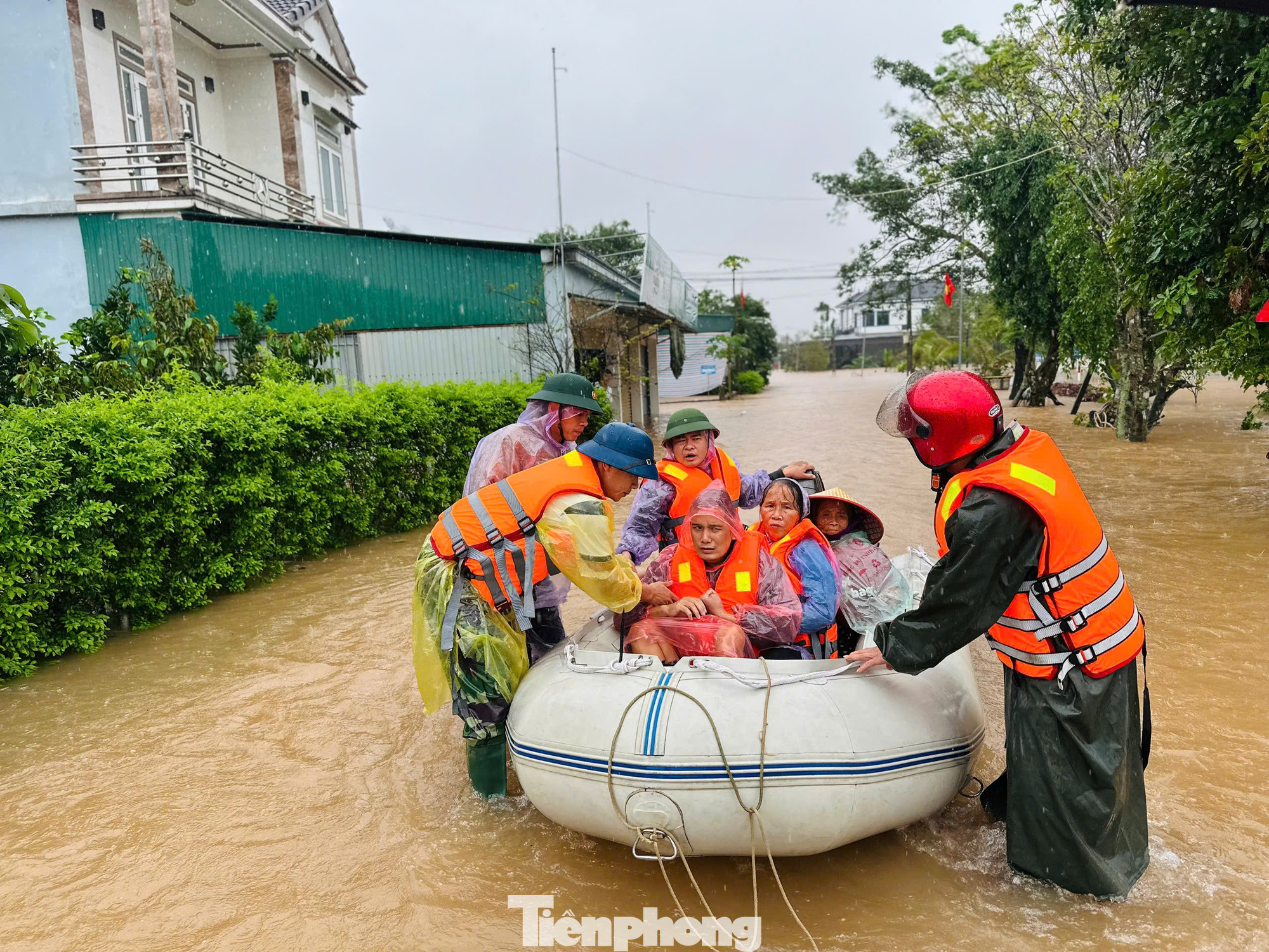 Hà Tĩnh hết bão đến lũ: 'Chúng tôi kiệt quệ rồi' - Ảnh 1.