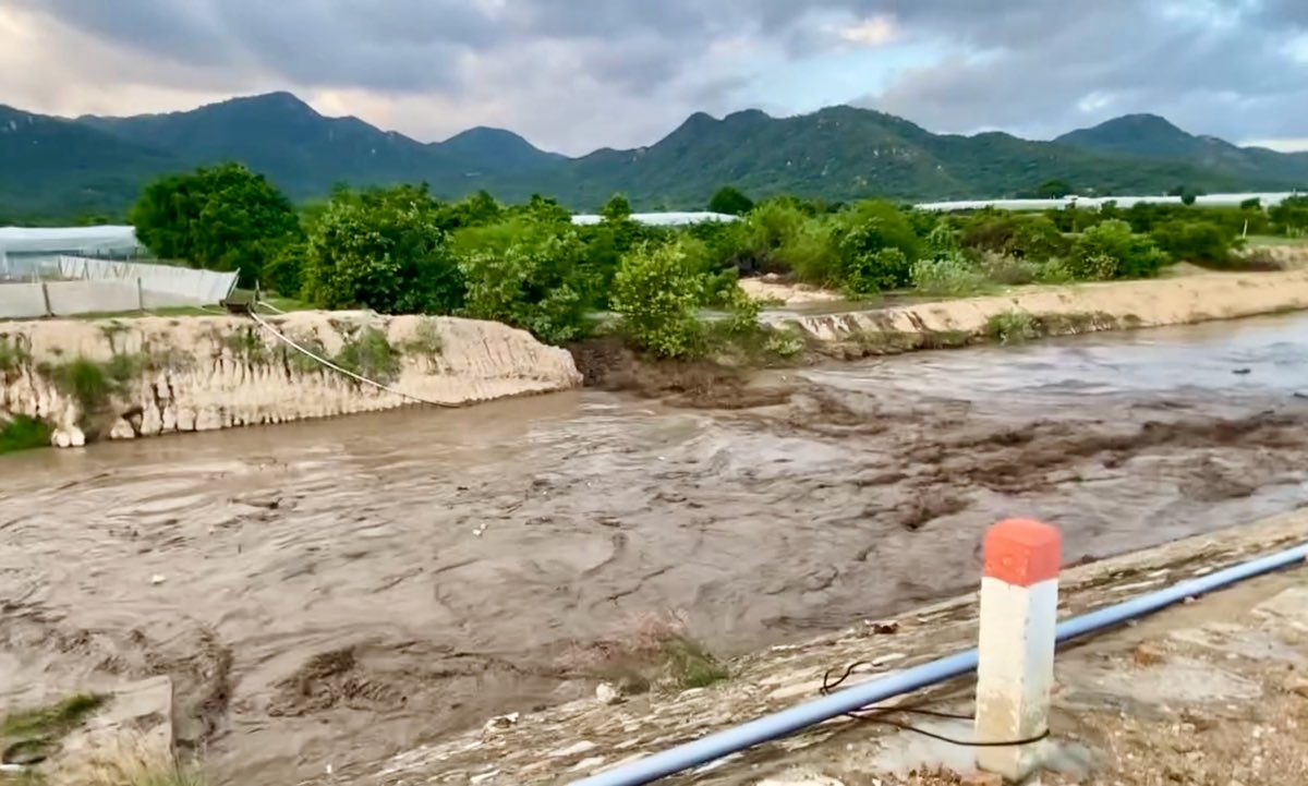 Vỡ hồ chứa nước tại trang trại ở Lâm Đồng, người dân hạ lưu khẩn trương di dời trong đêm - Ảnh 2. Vỡ hồ chứa nước tại trang trại nuôi gà, hai người mất tích - Ảnh 2.