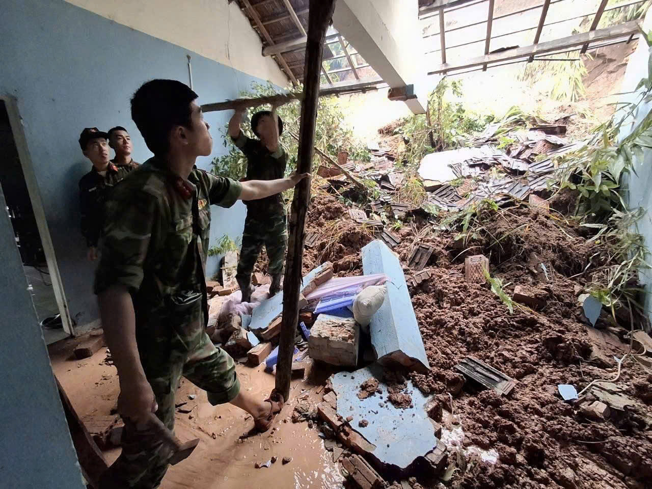 Thượng nguồn Đà Nẵng mưa lớn, nguy cơ lũ chồng lụt - Ảnh 4. Thượng nguồn Đà Nẵng mưa lớn, nguy cơ lũ chồng lụt - Ảnh 4.