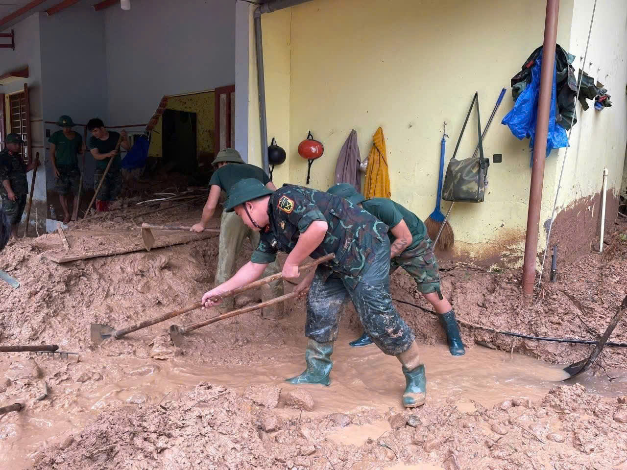 Thượng nguồn Đà Nẵng mưa lớn, nguy cơ lũ chồng lụt - Ảnh 5. Thượng nguồn Đà Nẵng mưa lớn, nguy cơ lũ chồng lụt - Ảnh 5.