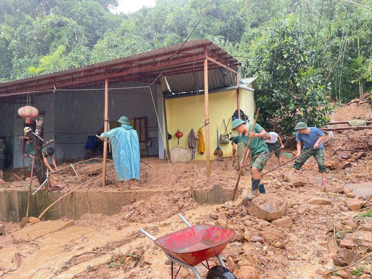 Thượng nguồn Đà Nẵng mưa lớn, nguy cơ lũ chồng lụt - Ảnh 6. Thượng nguồn Đà Nẵng mưa lớn, nguy cơ lũ chồng lụt - Ảnh 6.