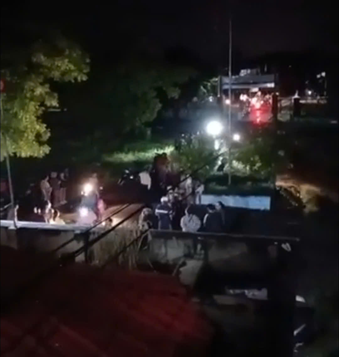 Vỡ hồ chứa nước tại trang trại ở Lâm Đồng, người dân hạ lưu khẩn trương di dời trong đêm - Ảnh 1. Vỡ hồ chứa nước tại trang trại nuôi gà, hai người mất tích - Ảnh 1.