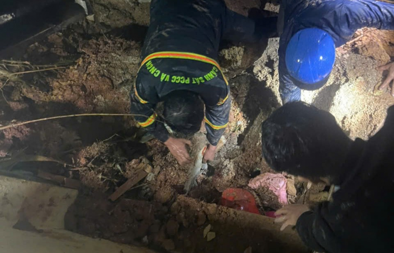 Vỡ òa khoảnh khắc tìm thấy cháu bé bị vùi lấp trong đống đổ nát sau sạt lở ở Lâm Đồng- Ảnh 1.