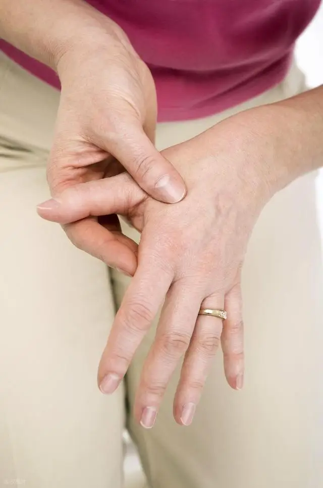 Dù nam hay nữ, thấy tê ở 3 vùng này thì nghĩ ngay đến dấu hiệu tắc nghẽn mạch máu, sau tuổi 50 càng không được bỏ qua - Ảnh 3.