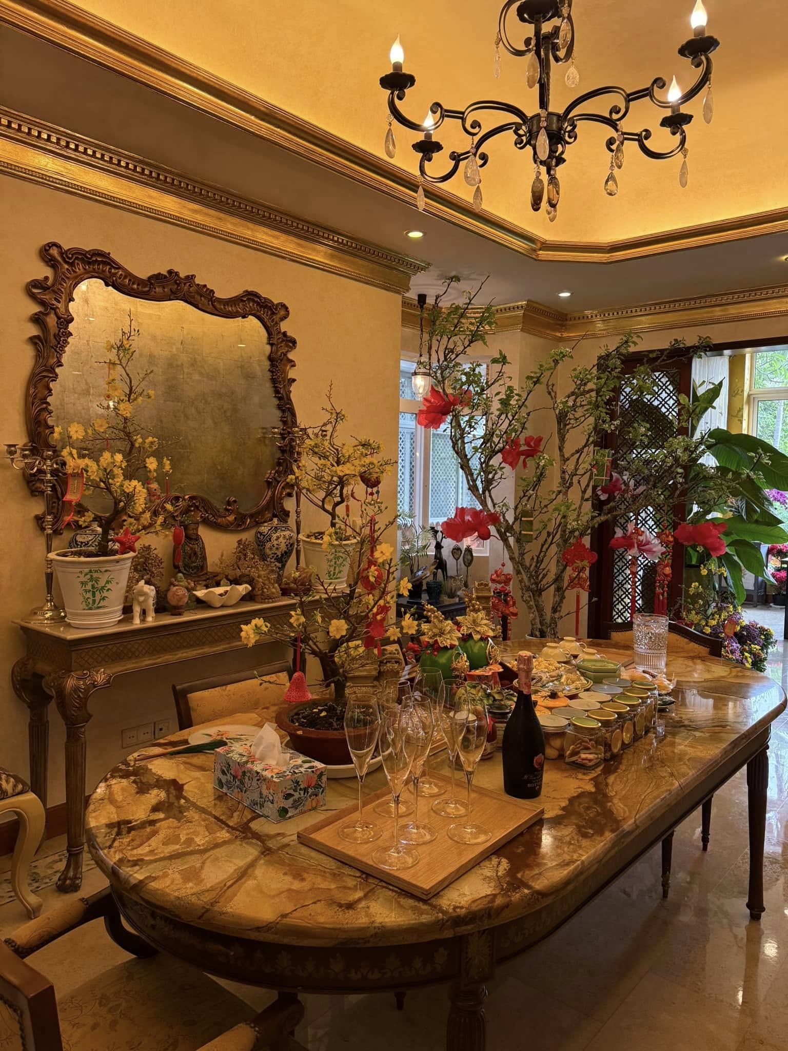 Hoa hậu Việt là mẹ đơn thân, U60 đẹp như 30, sở hữu biệt thự bề thế ở TP.HCM, đi mỏi chân không hết- Ảnh 8.