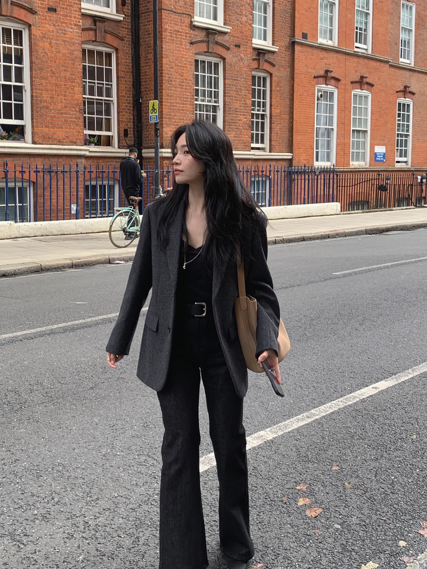 Áo blazer mặc với 4 item này là đẹp hoàn hảo: Thanh lịch từ công sở ra phố - Ảnh 9. Áo blazer mặc với 4 item này là đẹp hoàn hảo: Thanh lịch từ công sở ra phố - Ảnh 9.