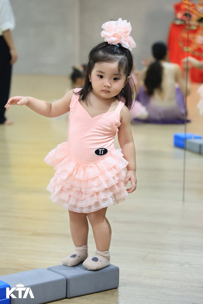 Không thể rời mắt khỏi Lisa nhà Khánh Thi - Phan Hiển, loạt ảnh đời thường gây sốt vì đáng yêu như hoạt hình- Ảnh 7. Không thể rời mắt khỏi Lisa nhà Khánh Thi - Phan Hiển, loạt ảnh đời thường gây sốt vì đáng yêu như hoạt hình- Ảnh 7.