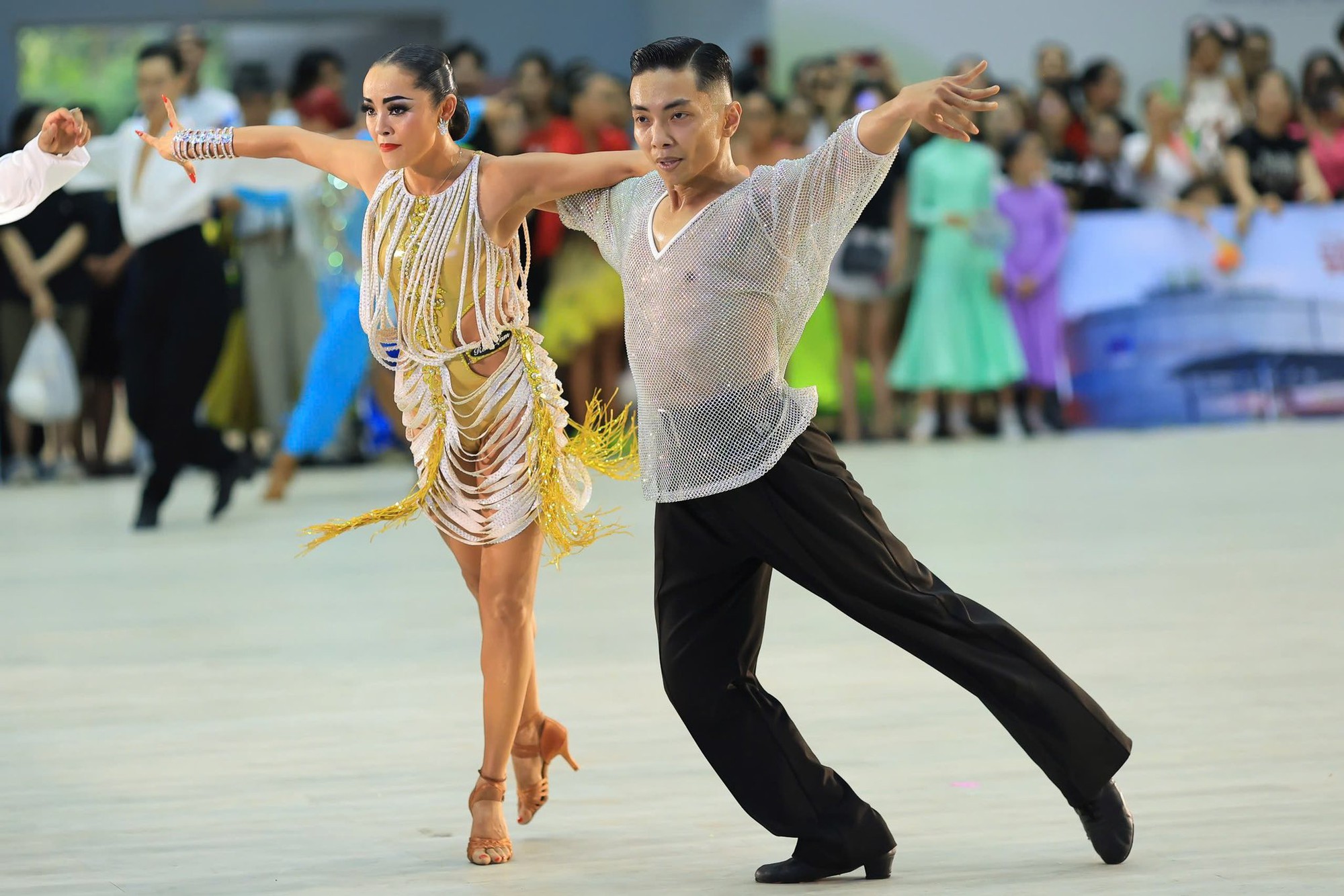 Phan Hiển vinh dự Huân chương Lao động hạng Ba, Khánh Thi có phản ứng gây chú ý- Ảnh 2. Phan Hiển vinh dự Huân chương Lao động hạng Ba, Khánh Thi có phản ứng gây chú ý- Ảnh 2.