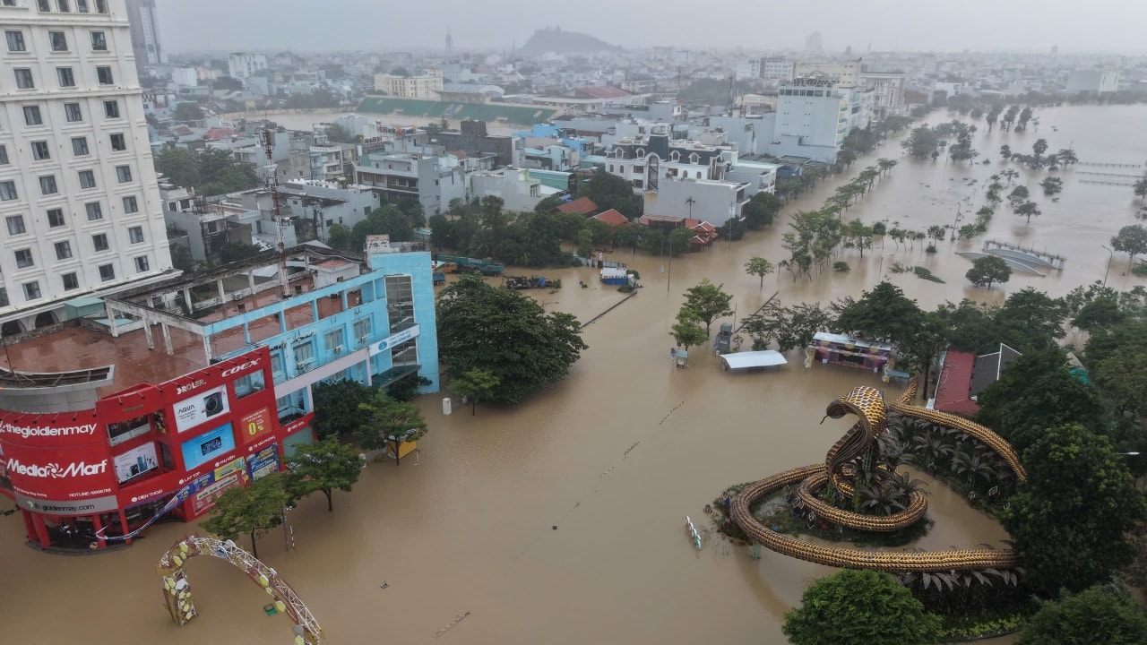 Sáng 20/11, lũ lịch sử đang xảy ra, hàng vạn người dân mắc kẹt trên mái nhà cầu cứu khắp nơi- Ảnh 4. Sáng 20/11, lũ lịch sử đang xảy ra, hàng vạn người dân mắc kẹt trên mái nhà cầu cứu khắp nơi- Ảnh 4.