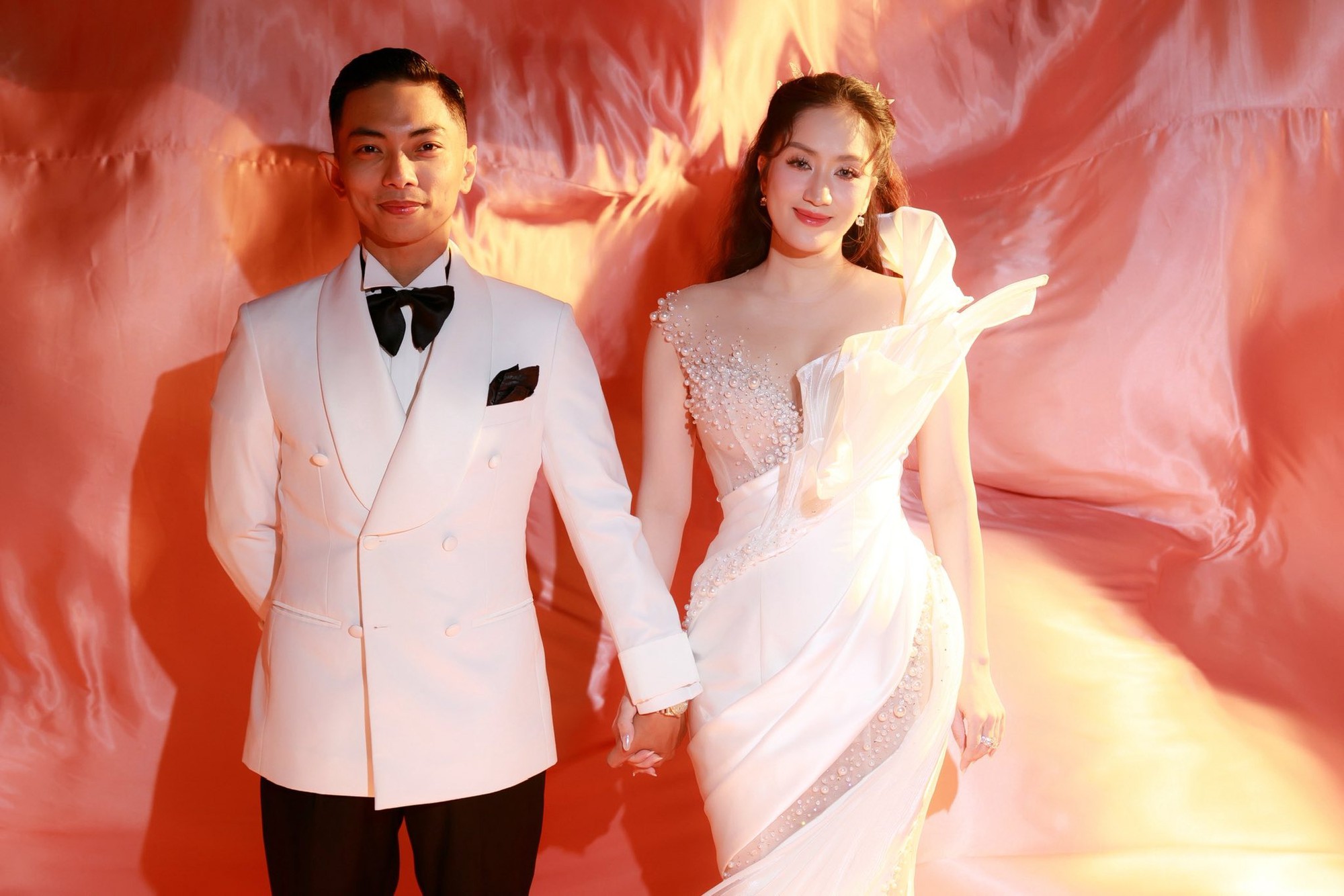 Phan Hiển vinh dự Huân chương Lao động hạng Ba, Khánh Thi có phản ứng gây chú ý- Ảnh 3. Phan Hiển vinh dự Huân chương Lao động hạng Ba, Khánh Thi có phản ứng gây chú ý- Ảnh 3.