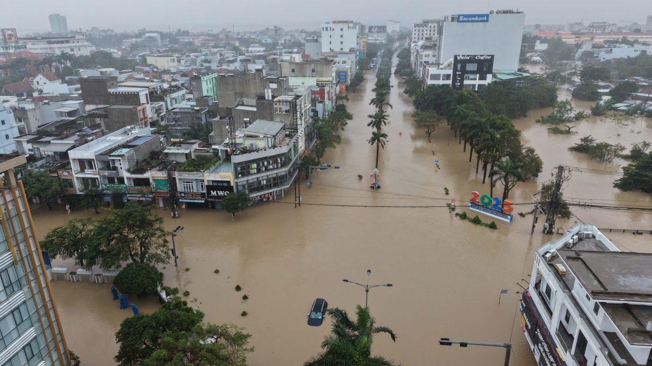 Sáng 20/11, lũ lịch sử đang xảy ra, hàng vạn người dân mắc kẹt trên mái nhà cầu cứu khắp nơi- Ảnh 3. Sáng 20/11, lũ lịch sử đang xảy ra, hàng vạn người dân mắc kẹt trên mái nhà cầu cứu khắp nơi- Ảnh 3.
