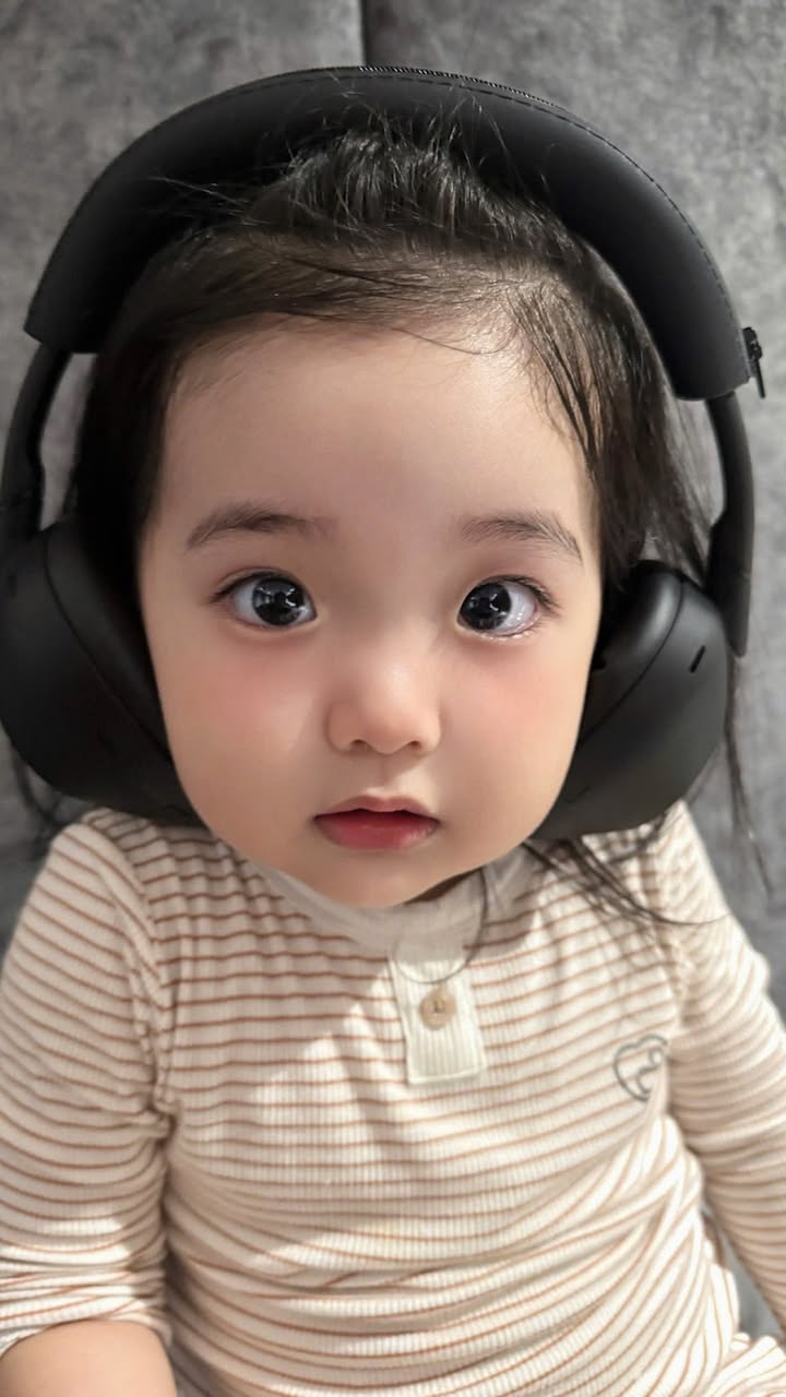 Không thể rời mắt khỏi Lisa nhà Khánh Thi - Phan Hiển, loạt ảnh đời thường gây sốt vì đáng yêu như hoạt hình- Ảnh 1. Không thể rời mắt khỏi Lisa nhà Khánh Thi - Phan Hiển, loạt ảnh đời thường gây sốt vì đáng yêu như hoạt hình- Ảnh 1.