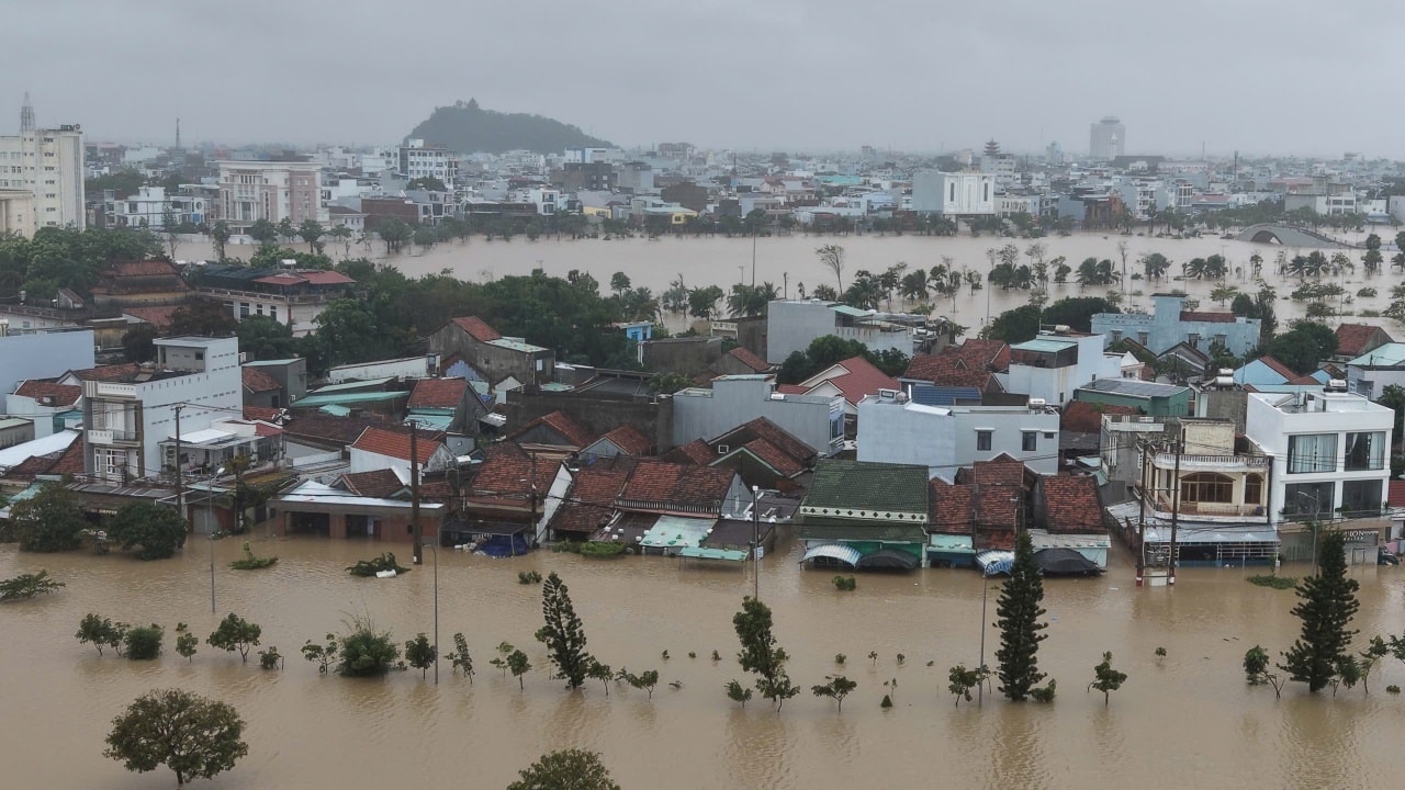 Sáng 20/11, lũ lịch sử đang xảy ra, hàng vạn người dân mắc kẹt trên mái nhà cầu cứu khắp nơi- Ảnh 1. Sáng 20/11, lũ lịch sử đang xảy ra, hàng vạn người dân mắc kẹt trên mái nhà cầu cứu khắp nơi- Ảnh 1.