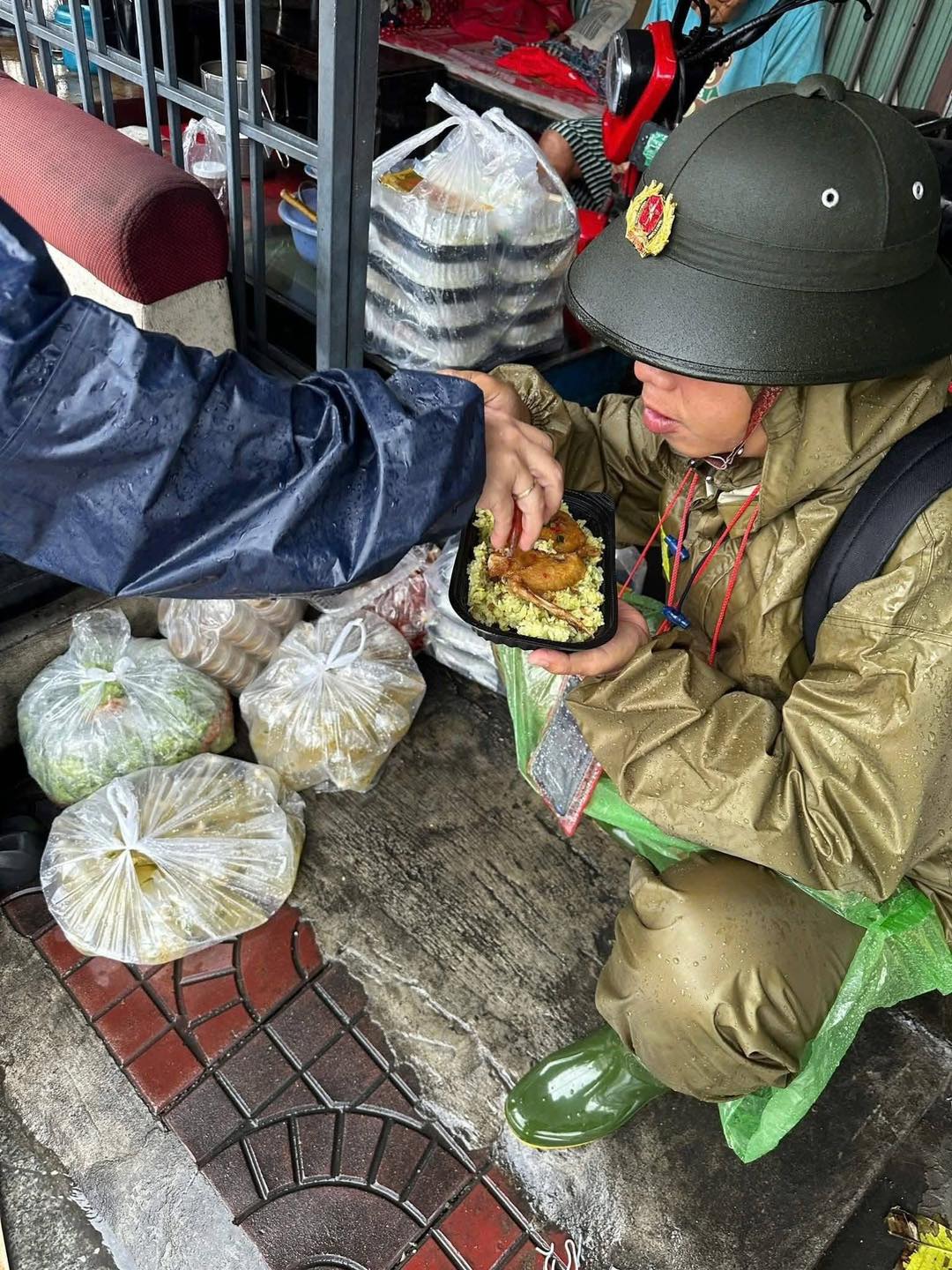 Bữa cơm vội, chiếc cano bị lật, những ánh đèn đêm trong lũ lớn: Đừng vội trách nếu cuộc gọi cứu hộ chưa kịp nghe...- Ảnh 4. Bữa cơm vội, chiếc cano bị lật, những ánh đèn đêm trong lũ lớn: Đừng vội trách nếu cuộc gọi cứu hộ chưa kịp nghe...- Ảnh 4.