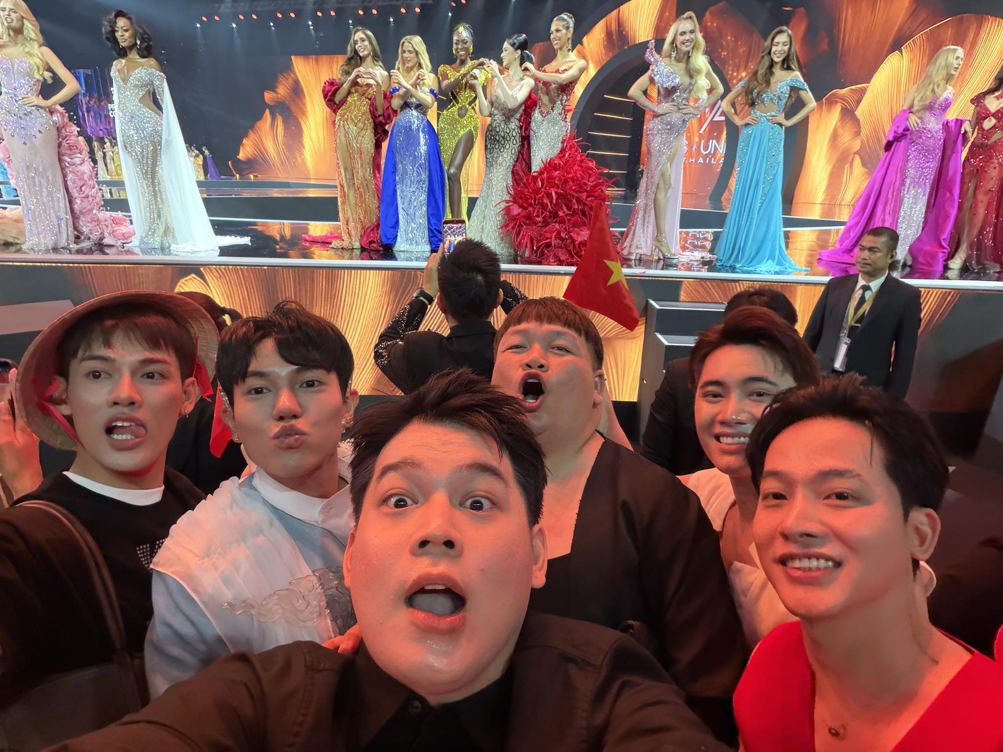 Dàn sao Việt sang Thái ủng hộ Hương Giang: Khí thế hừng hực trước thềm Chung kết Miss Universe!- Ảnh 7. Dàn sao Việt sang Thái ủng hộ Hương Giang: Khí thế hừng hực trước thềm Chung kết Miss Universe!- Ảnh 7.